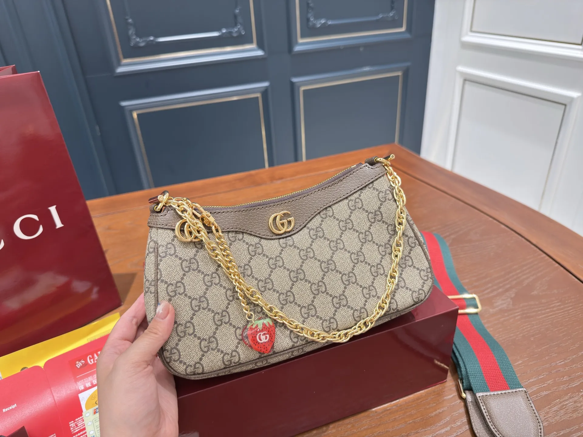 （飞机盒折叠盒⚠️）p155 Gucci新品腋下包/斜挎包/麻将包 又上新啦啦啦真的是永远跟不上新款的脚步永远有买不完的新包~没办法，腋下包是趋势~个人觉得这款包本身就挺Vintage款的，买一个搭搭，过些年后回头看这款也不会过时！尺寸：21cm