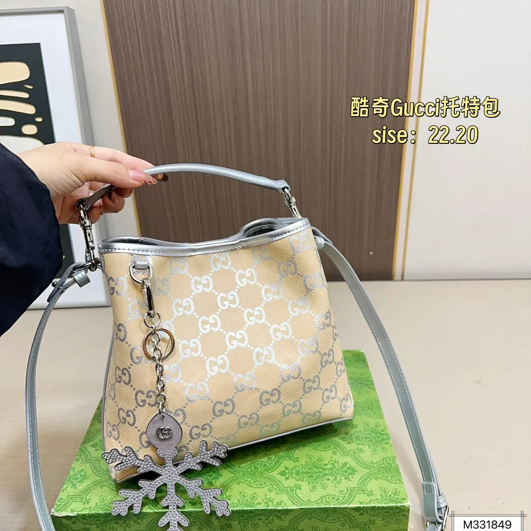 💰165 酷奇 gucci|冬日限定 包包❄️❄️ ❄️银白色➕燕麦色 直接变身 冬日精灵🧚 ❄️限定款发财桶 古灵精怪 温柔可爱 ❄️限定款小托特 可腋下 可斜挎 ❄️链条包|腋下包|零钱包👛 氛围感满满 尺寸22.20