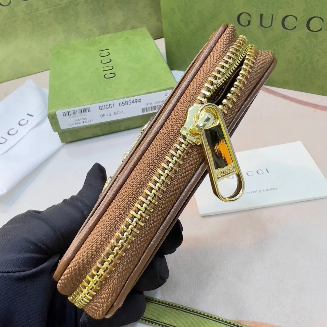 P80🎀GUCCl 195501🎀颜色 白色🎀尺寸： 11.5*8.5*3🎀全新推出这款由GG Supreme高级人造帆布和棕色皮革材质制成的Gucci 1955马衔扣卡包。该系列采用与手袋一脉相承的双环和长条形设计，这一细节灵感借鉴自品牌的马术本源，是Gucci经典传承之一，也是品牌最具代表性的符号元素之一