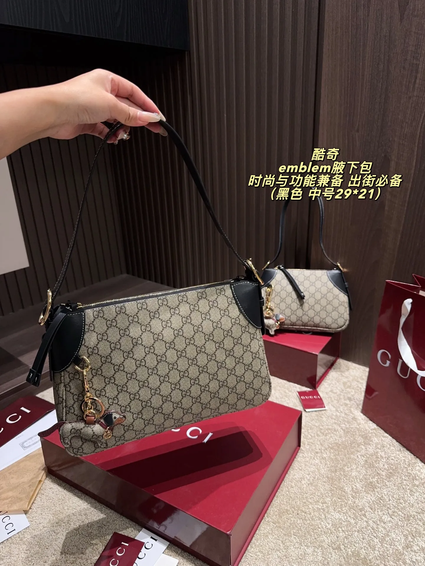 大号P195配折叠盒⚠️尺寸30*23 中号P190配折叠盒⚠️尺寸29*21 小号P180配折叠盒⚠️尺寸19*16 Gucci 酷奇 GG emblem腋下包 采用经典双G帆布†黑色皮革饰边,复古又耐用。金属马街扣点缀,细节满分,品牌辨识度超高!尺寸适中,通勤休闲都能轻松驾驭,手提或腋下背都很时髦。内部空间合理,日常物品轻松收纳,实用又百搭,是Gucci热门单品之一,时尚与功能兼备,出街必备!