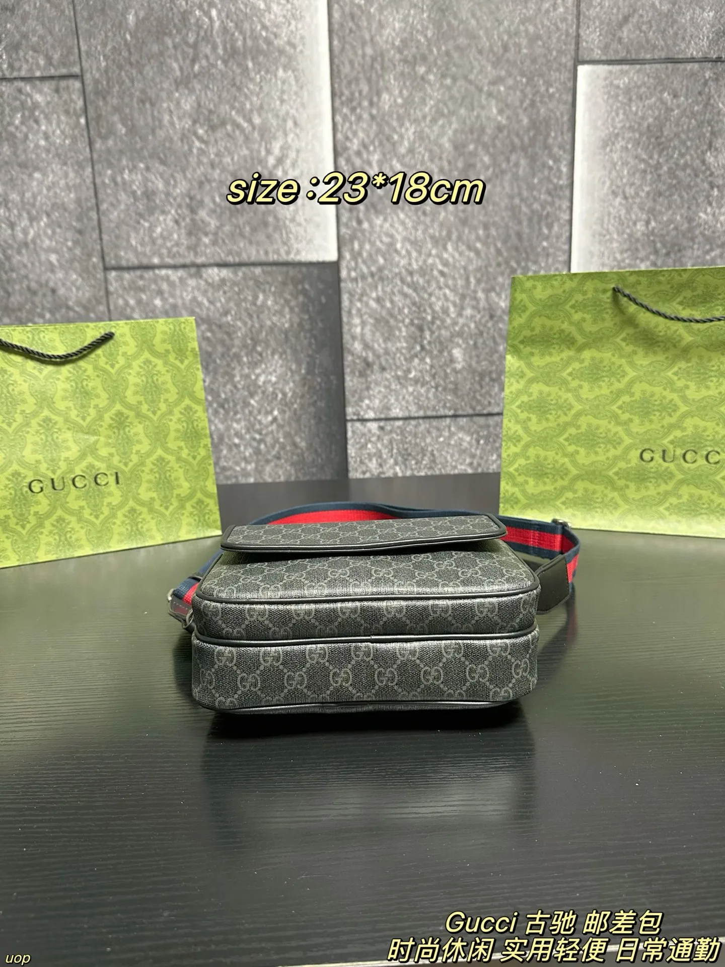 P135配盒 Gucci 古驰 邮差包 复古绿GG提花太有格调了,低调又显贵气~宽肩带设计很贴心,日常通勤背完全无压力,不管是搭西装还是休闲装都很绝,型男氛围感直接拉满!灰调GG印花高级感拉满,红蓝织带肩带瞬间点亮造型,街头风与奢华感的碰撞太绝了!背它出街,回头率绝对爆表 尺寸:23*18cm