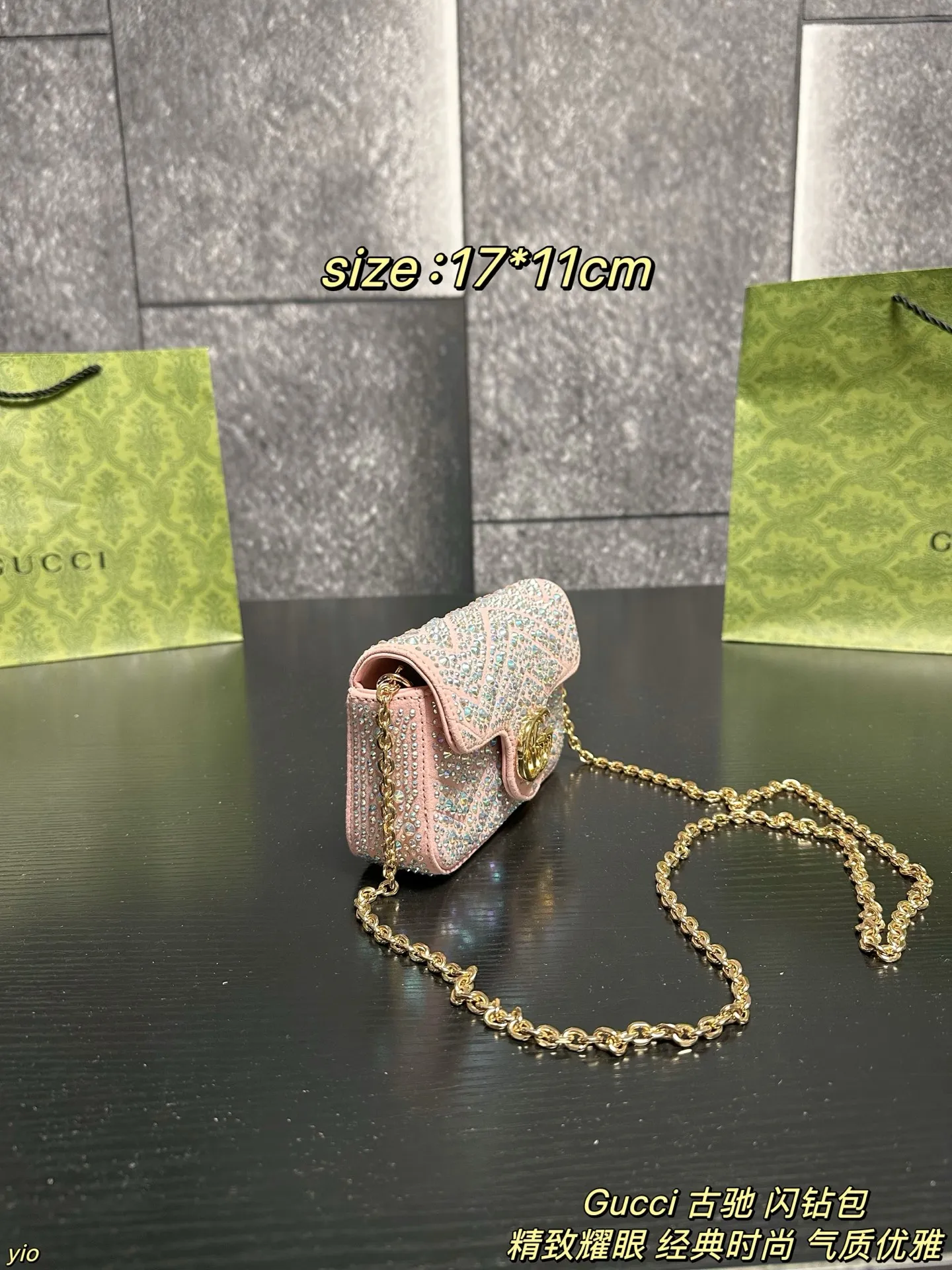 P155配盒 Gucci 古驰 闪钻包 品牌标志性GG Marmont系列匠心融蕴经典双G元素和银色调切面链带,缔就时尚手袋设计。这款肩背包甄选灰色调牛巴革打造,精心缀饰水晶,一展优雅格调。灰色饰水晶绗缝V型牛巴革,银色调配件,黑色粘胶纤维衬里,限定款的稀缺感+经典马蒙的耐看度,是衣橱里的