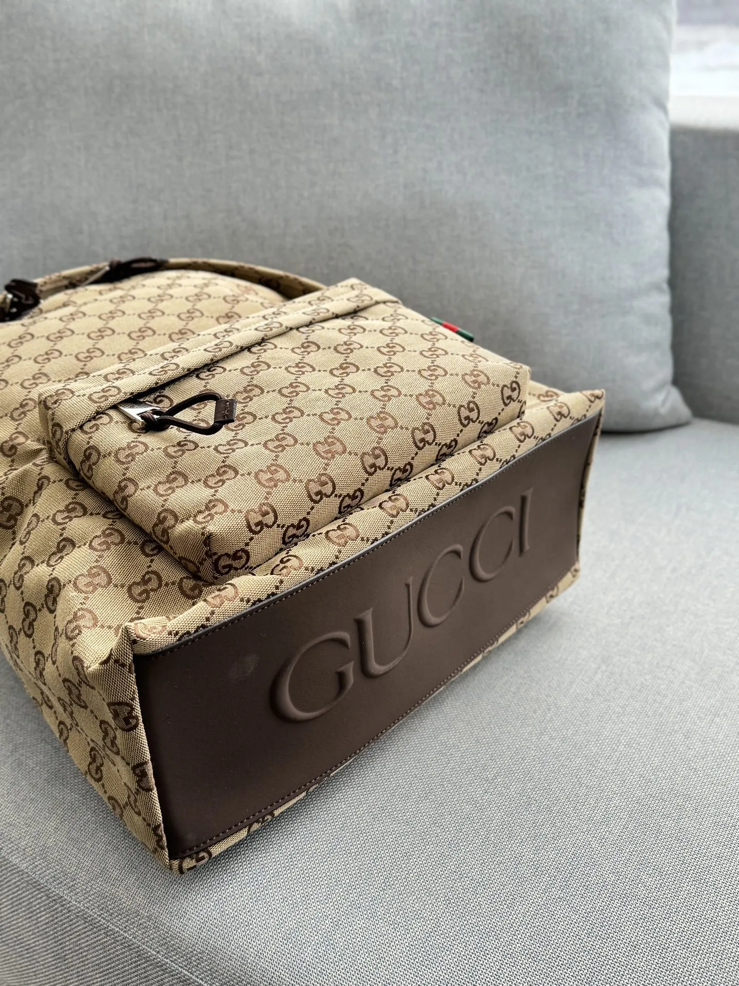 牛皮💰260 size：36&times;40 GUCCI古驰 帆布 双肩包 芯片版本 男生的轻松出行双肩包🎒 春天来了，怎么能少了一场说走就走的旅行呢？这次我选择了古驰的双肩包，不仅容量大，装得下你的出游好物，设计还超有质感，经典的双G logo低调又高级，背上它瞬间提升整体穿搭level！👌