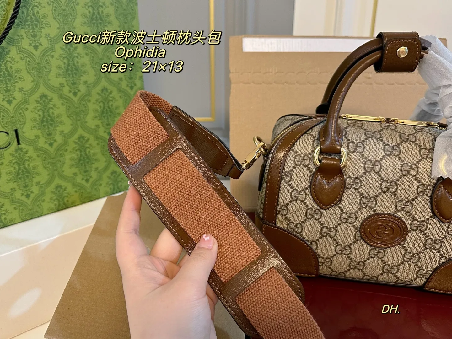 P165（折叠盒飞机盒） size：21&times;13 GUCCI古驰新款ophidia 波士顿枕头包💕 经典老花设计 辨识度超高～ 空间超级大，可适用短途旅行 百搭又耐看✨，撞包几率也很低！ 经典包型 追求个性的仙女可以冲‼️