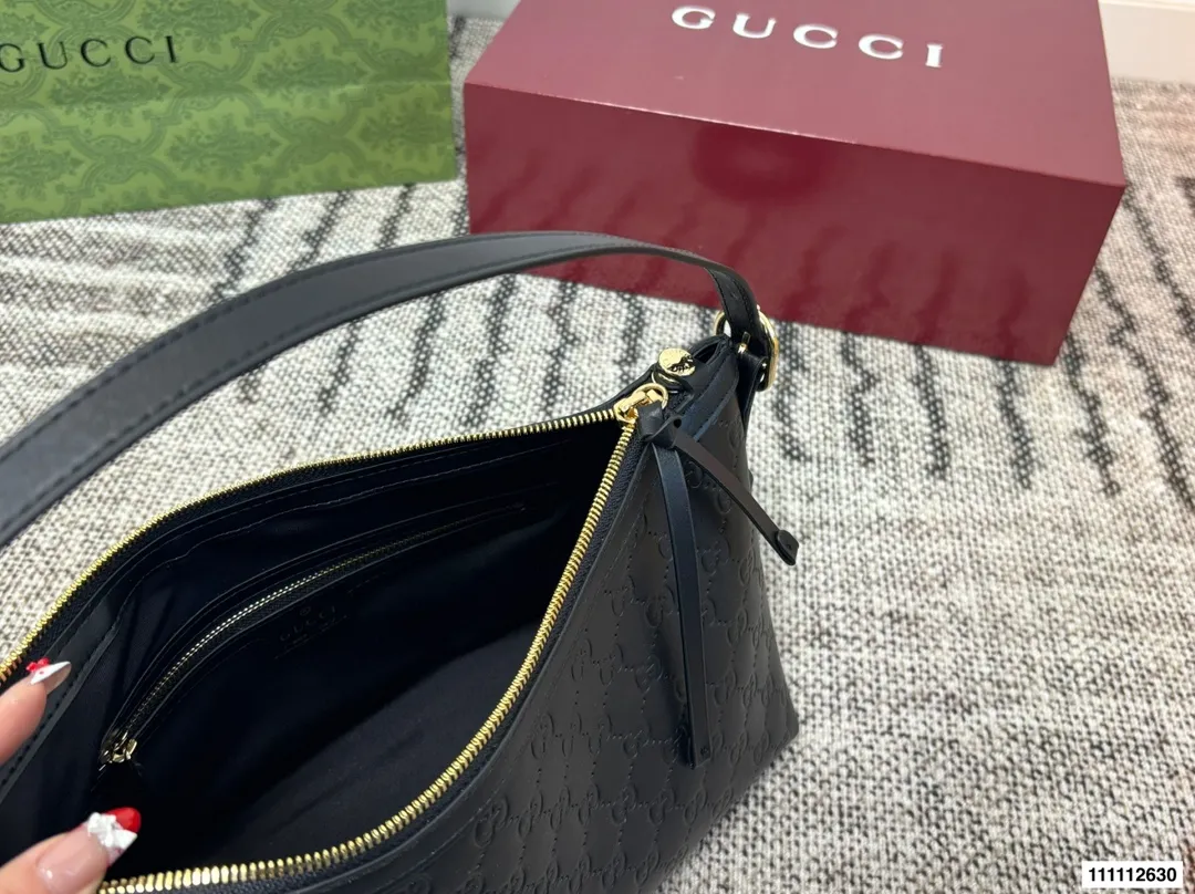 p180 配礼盒 酷奇腋下包GUCCI古驰.新款Gucci古驰月牙包新款Gucci吉驰月牙包上新啦!古驰的月牙包一整个美住 尺寸30.18