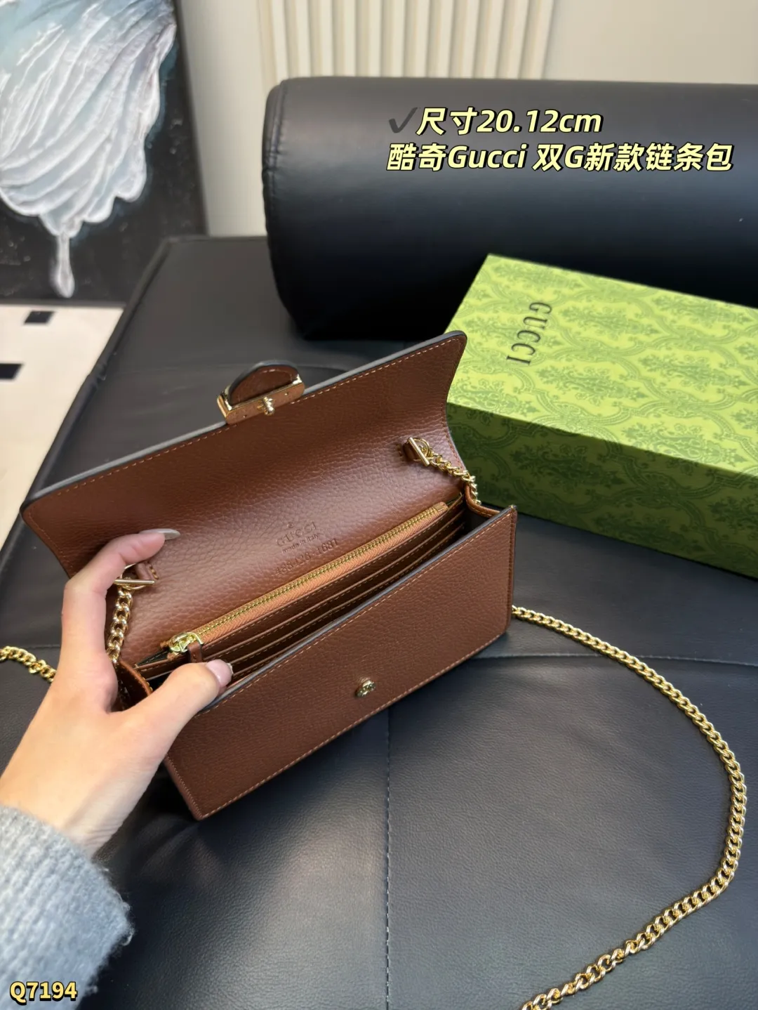 💰135 配盒 尺寸:20.12 Gucci双G logo 邮差包信封包woc 单肩链条包 Gucci链条包可以随意搭配,包型更是完美,流行古银色五金配件,精致面料设计,明星追爱品牌,网红热捧单品哦,搭配什么都好看,简直爱了❤️大小刚刚好 手机口红都可以放哦、性价比超高~
