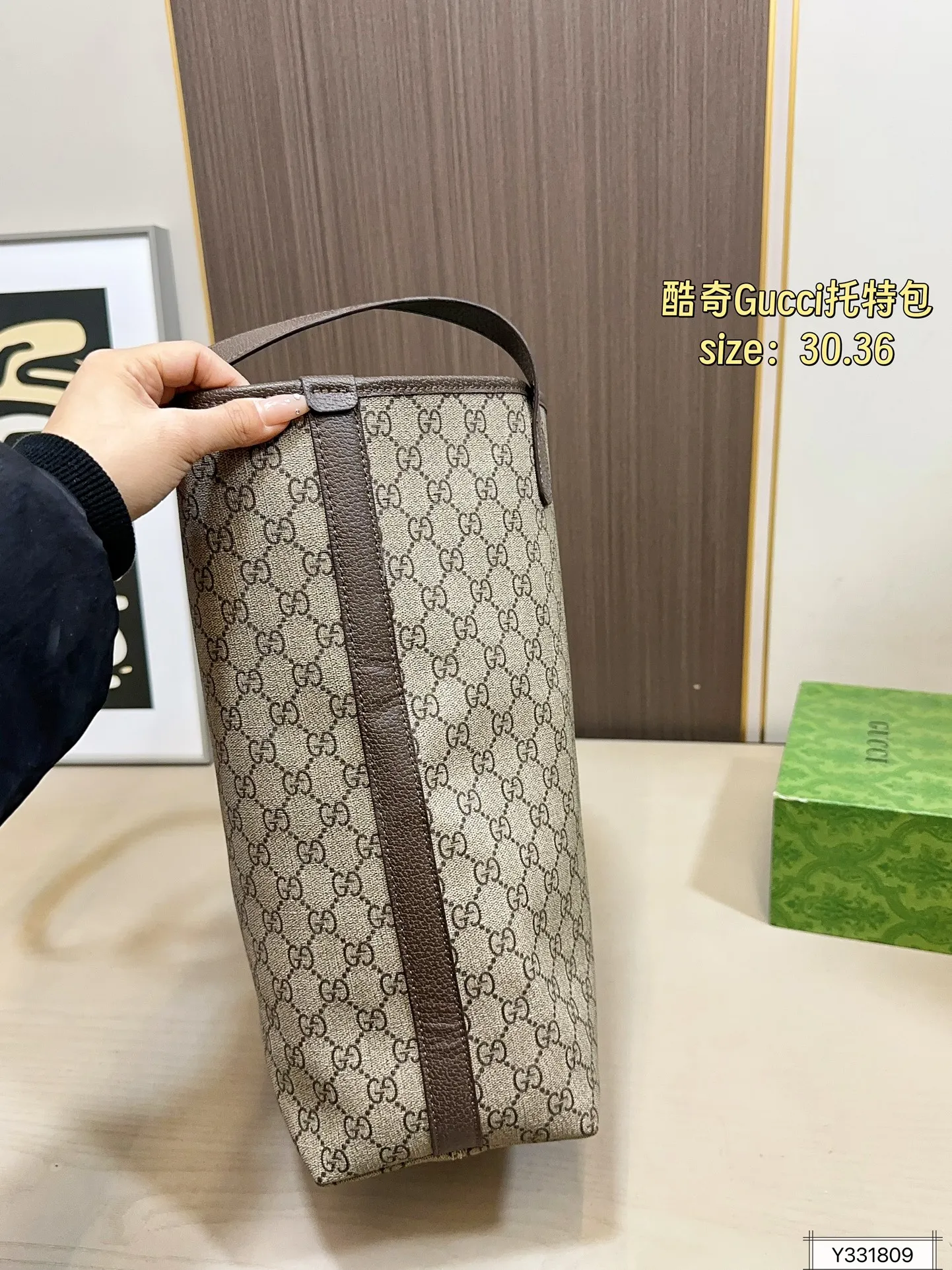 💰125 尺寸30×36 酷奇托特包Gucci 秀款首发Gucci Giglio系列女包,将佛罗伦萨的城徽融入设计,从Gucci百年档案馆珍藏的经典元素与传承技艺中汲取灵感,完美诠释古驰对优雅与创新的永恒追求~