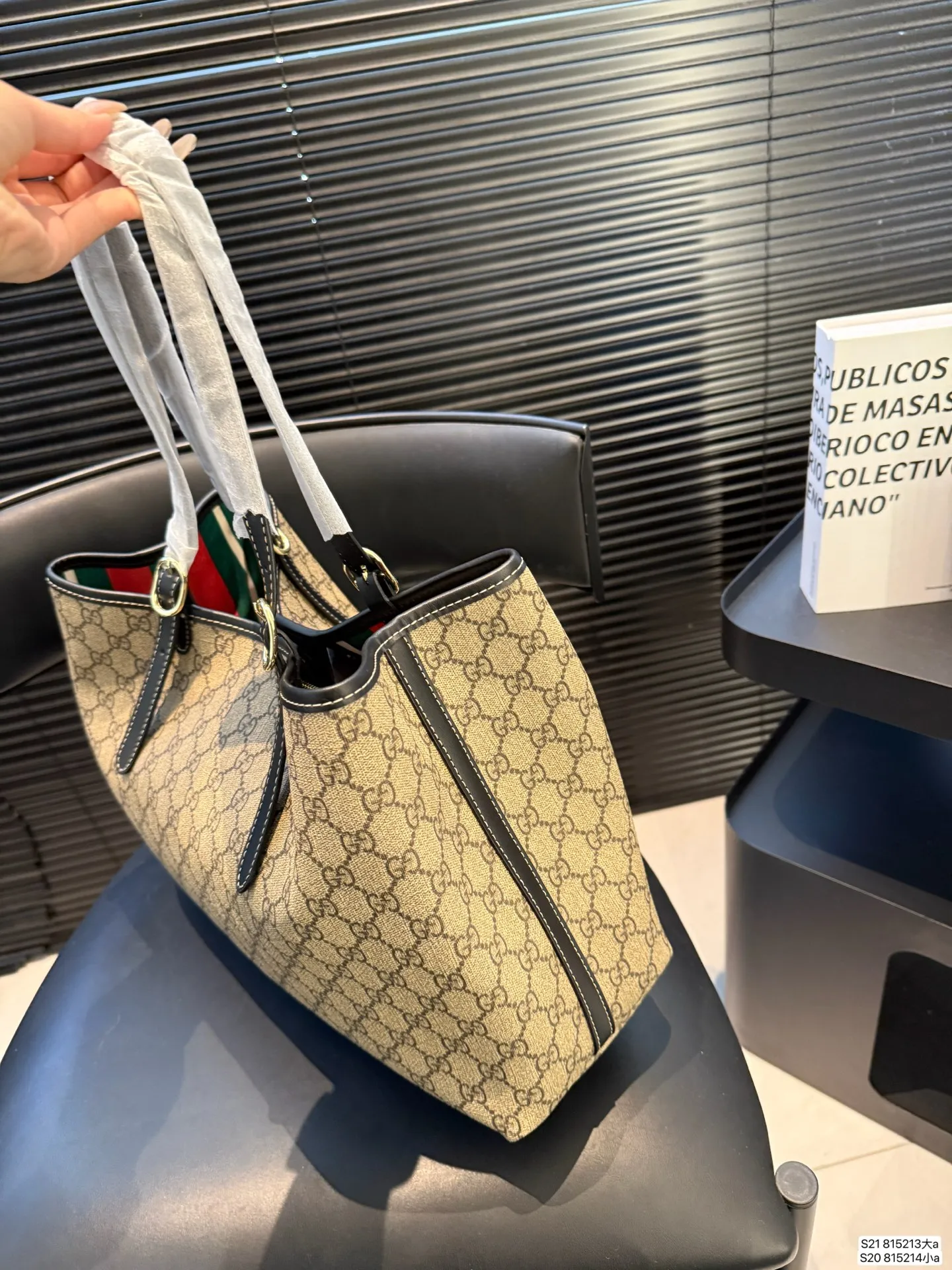 大号P155 小号P150 酷奇托特 Emblem 系列新品首发收纳党大爱大包有隔层新款的Emblem首发，这是一款比较大的托特，肩带两侧是可以调节的，内衬是经典的gucci绿红绿颜色，并且中间是有带拉链的隔层，收纳大爱!另外颜色复古风满满 真的不错哦很轻便很时髦性价比也高 尺寸大35 26 小30 20 货号大815213小815214