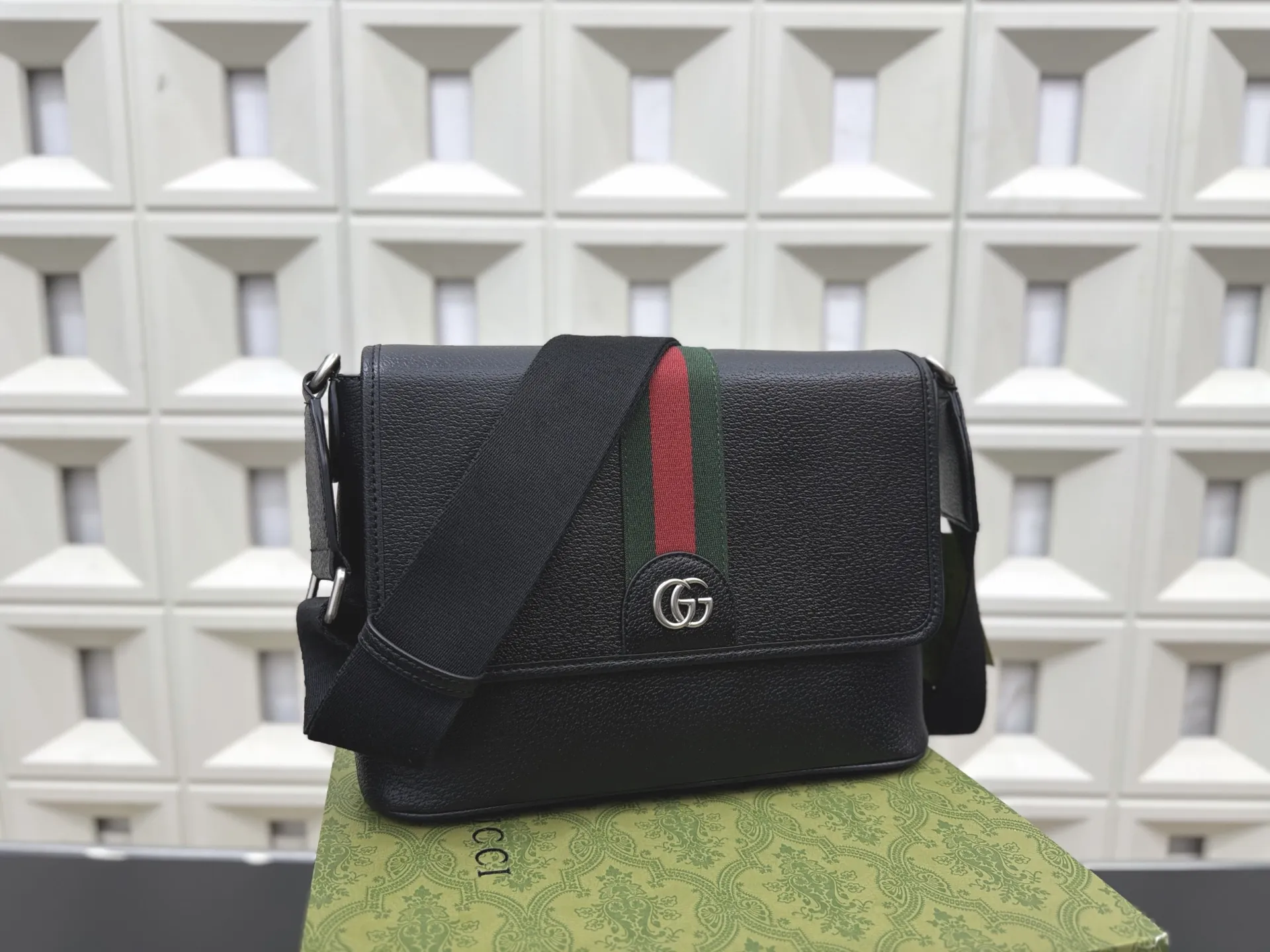 P210 Gucci 古奇 GG Ophidia 邮差包 翻盖单肩包 经典百搭 实物拍摄 原厂原版面料 配送防尘袋礼盒 28 x 20 cm。