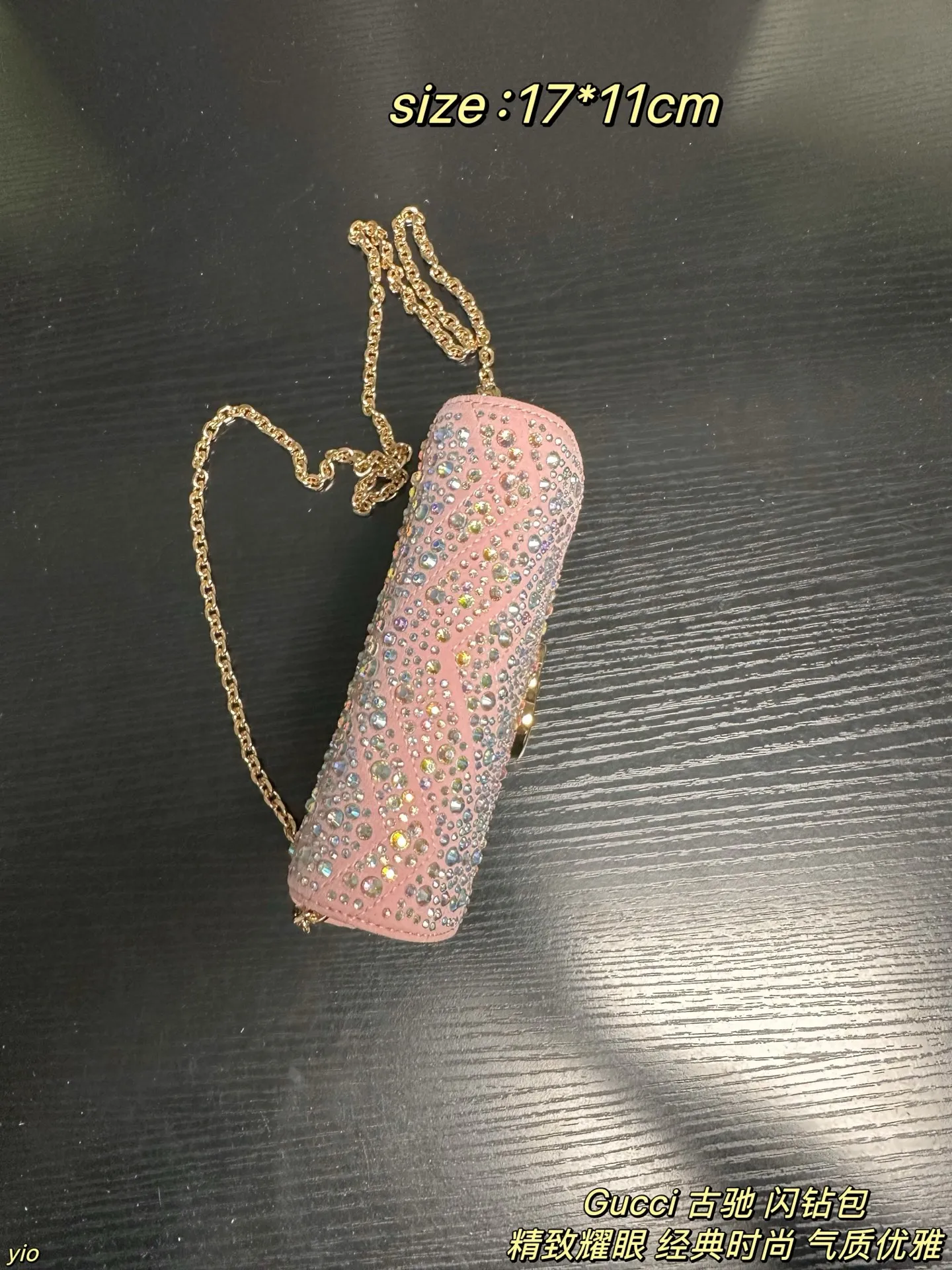 P155配盒 Gucci 古驰 闪钻包 品牌标志性GG Marmont系列匠心融蕴经典双G元素和银色调切面链带，缔就时尚手袋设计。这款肩背包甄选灰色调牛巴革打造，精心缀饰水晶，一展优雅格调。灰色饰水晶绗缝V型牛巴革，银色调配件，黑色粘胶纤维衬里，限定款的稀缺感+经典马蒙的耐看度,是衣橱里的