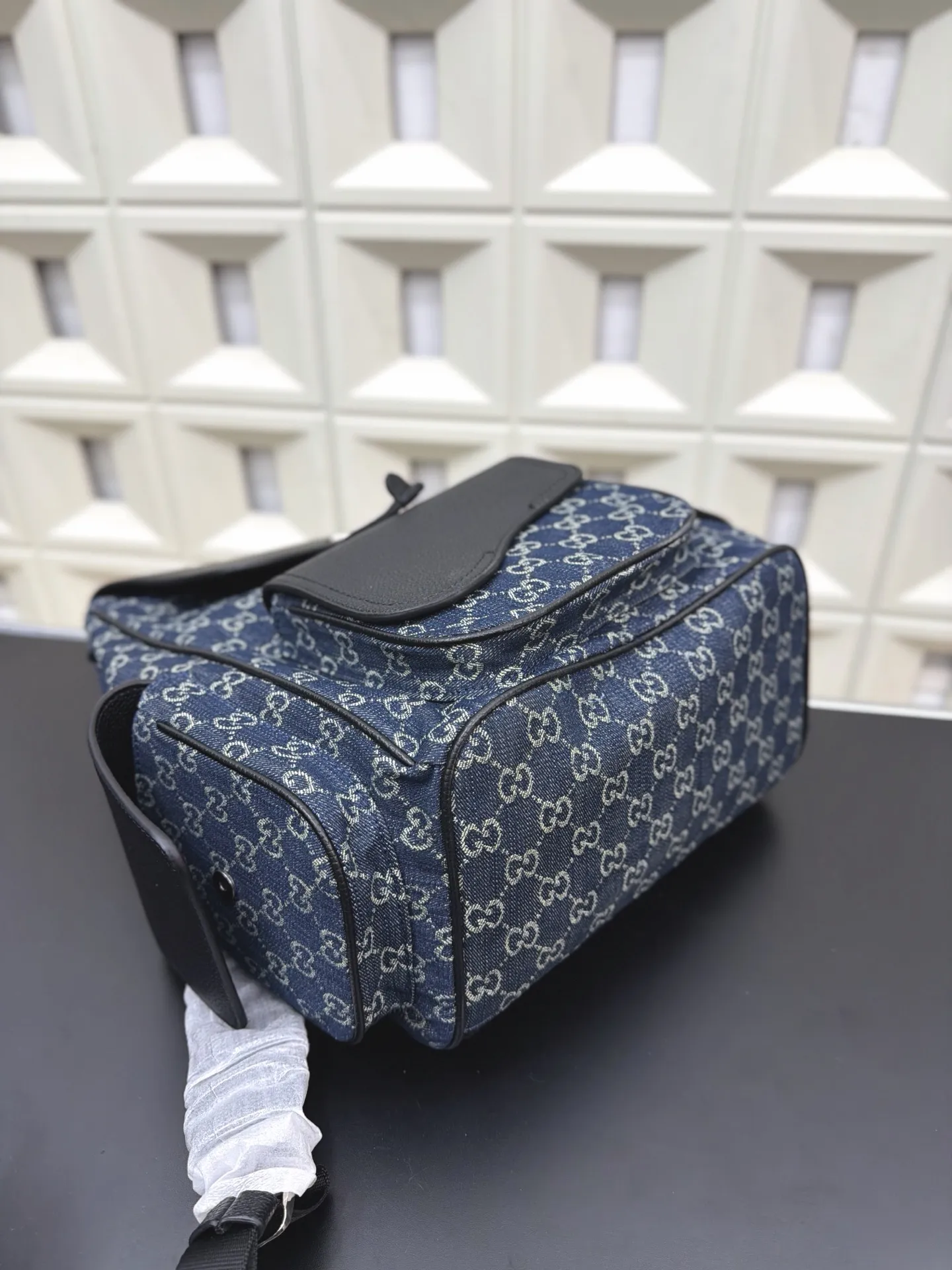 P180 Gucci 古奇 GG 丹宁牛仔布双肩包 男女大容量背包 书包 经典百搭 实物拍摄 原厂原版面料 配送防尘袋 28 x 42 cm。
