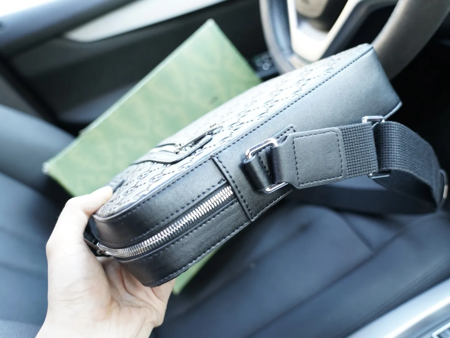 P250 🇮🇹 古驰 官网同步 高版本 斜挎单肩背包 永恒不过时的标志性产品 纯原单牛皮 顶级五金制作 非市面普通版本 今年GUCCI最爱的款式 全部实拍 实用性非常高 配全套包装礼品盒【规格：25x26x5】