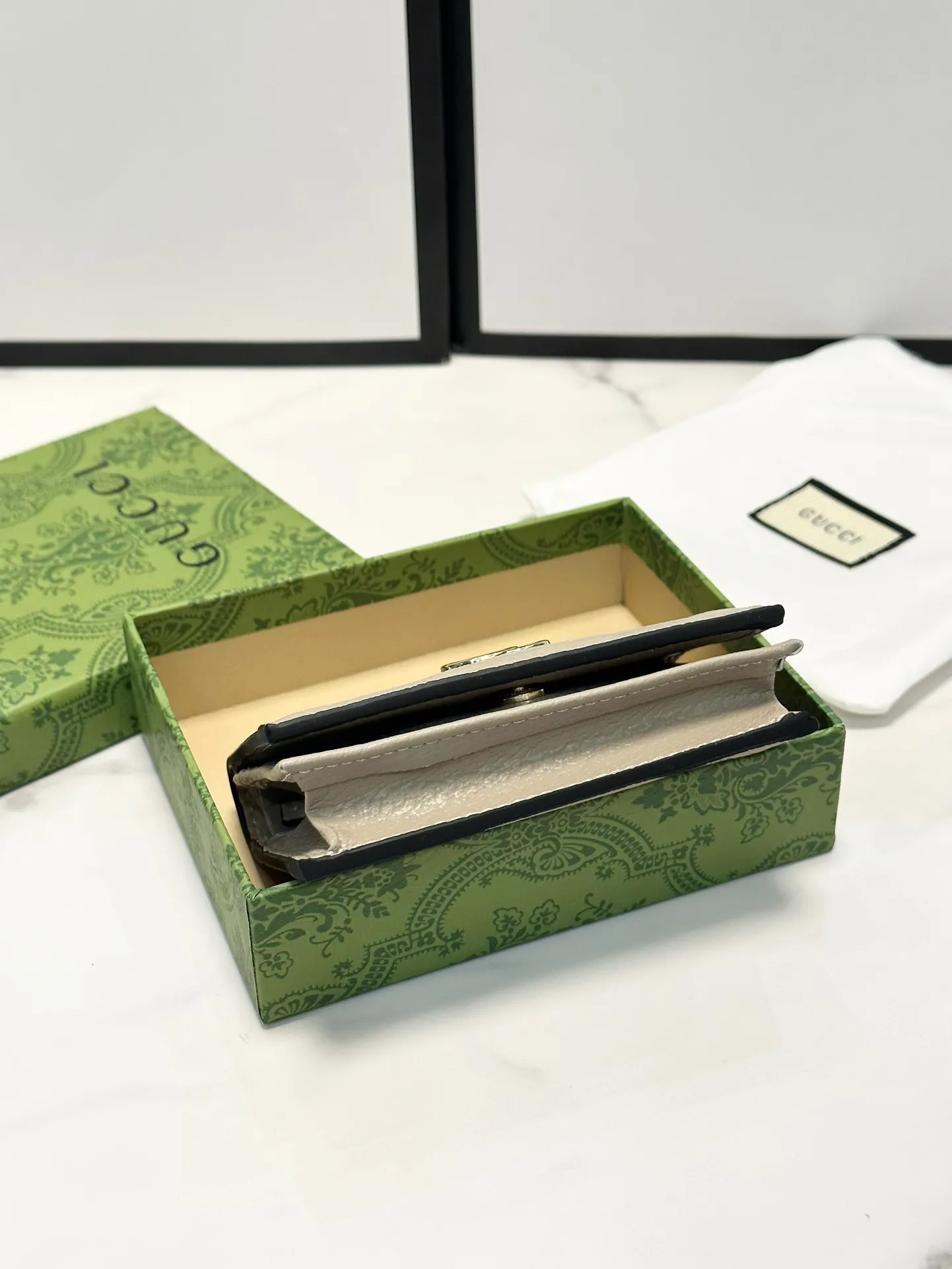 P90🎀GUCCl 🎀颜色 灰🎀尺寸 11*9*3 🎀Gucci 专柜最新款出货!采用里外头层小牛皮 ,做工精致,超多卡位,超薄款设计,携带方便!