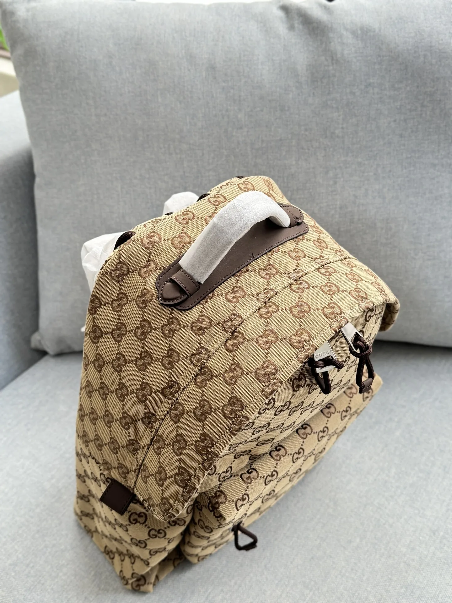 牛皮💰260 size：36&times;40 GUCCI古驰 帆布 双肩包 芯片版本 男生的轻松出行双肩包🎒 春天来了，怎么能少了一场说走就走的旅行呢？这次我选择了古驰的双肩包，不仅容量大，装得下你的出游好物，设计还超有质感，经典的双G logo低调又高级，背上它瞬间提升整体穿搭level！👌