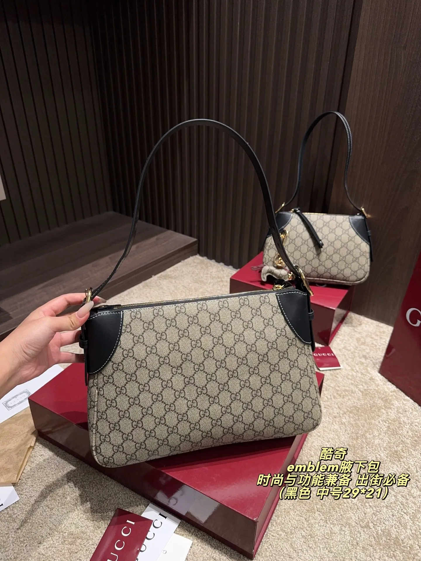 大号P195配折叠盒⚠️尺寸30*23 中号P190配折叠盒⚠️尺寸29*21 小号P180配折叠盒⚠️尺寸19*16 Gucci 酷奇 GG emblem腋下包 采用经典双G帆布&dagger;黑色皮革饰边，复古又耐用。金属马街扣点缀，细节满分，品牌辨识度超高！尺寸适中，通勤休闲都能轻松驾驭，手提或腋下背都很时髦。内部空间合理，日常物品轻松收纳，实用又百搭，是Gucci热门单品之一，时尚与功能兼备，出街必备！