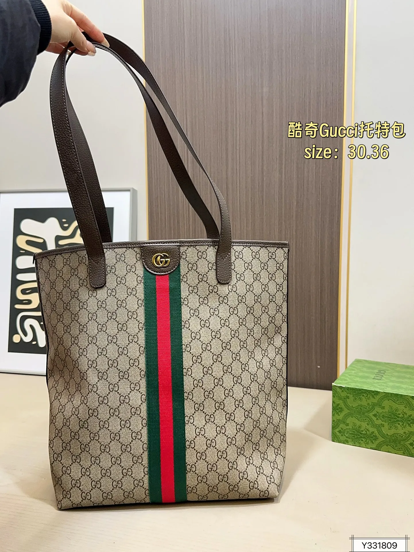 💰125 尺寸30×36 酷奇托特包Gucci 秀款首发Gucci Giglio系列女包,将佛罗伦萨的城徽融入设计,从Gucci百年档案馆珍藏的经典元素与传承技艺中汲取灵感,完美诠释古驰对优雅与创新的永恒追求~