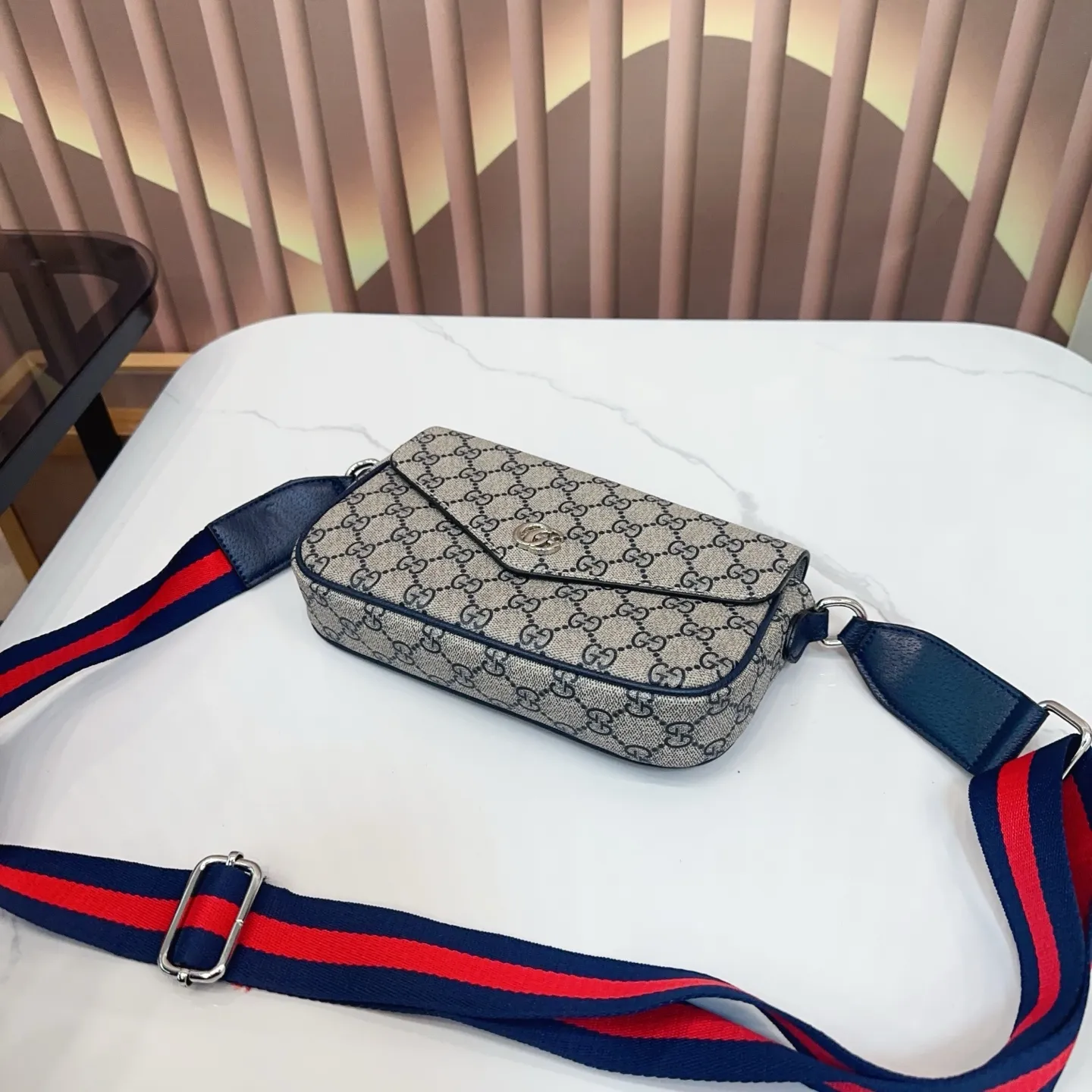 p105 配折叠盒 GUCCI酷奇Ophidia系列信封包 完全不是小废包,大小合适,可以满足日常需求,肩带可调节!尺寸22.14cm。 Q