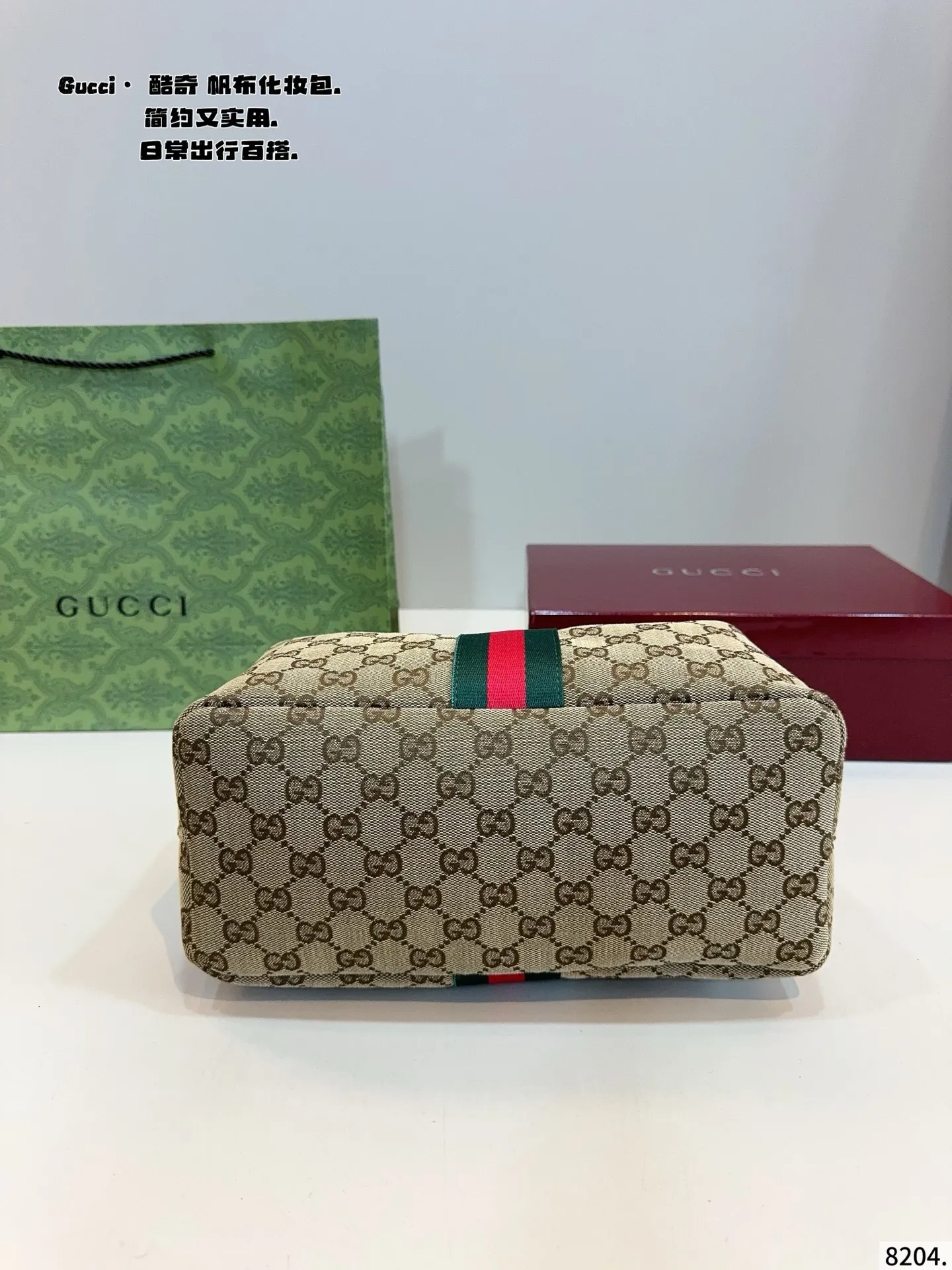 p125配礼盒🎁. Gucci Vanity,真的太绝了✨ Gucci Vanity系列真的是近期的心头好!它的设计灵感源自品牌经典化妆包,复古又时髦,一整个爱住了 造型独特:饭盒包的造型超级可爱,棕色帆布款搭配GG logo图案、红绿条纹织带和GG Logo,经典元素拉满,辨识度超高,怎么搭配都不会出错~ 背法多样:复古小提手,自带延长肩带,能手提、单肩背、斜挎,轻松适配各种场景和穿搭风格。 容量惊人:外观小巧,内部空间大,手机、钱包、化妆品、折叠伞等都能轻松装下,日常使用超方便。 如果你也在寻找一款颜值与实用并存的包包,Gucci Vanity绝对值得~尺寸:28*13*18cm