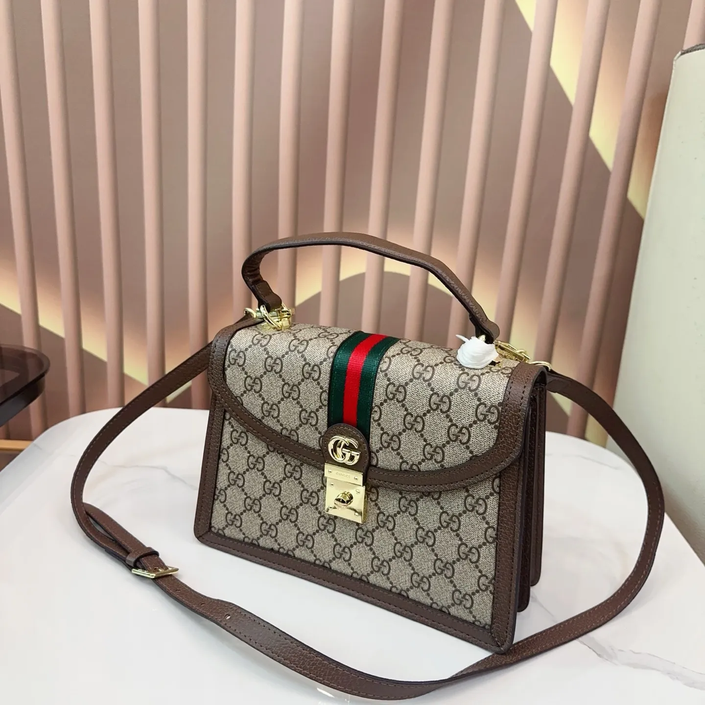 p135 折叠礼盒 Gucci Ophidia系列 新款 老花手提邮差 耐看 复古 不易过时 配原版乌木色牛皮～这个款复古韵味特别浓，对版五金原版碎花内里！上身效果也超赞，主要以精致特别的五金来提升整体质感。尺寸25cm qy