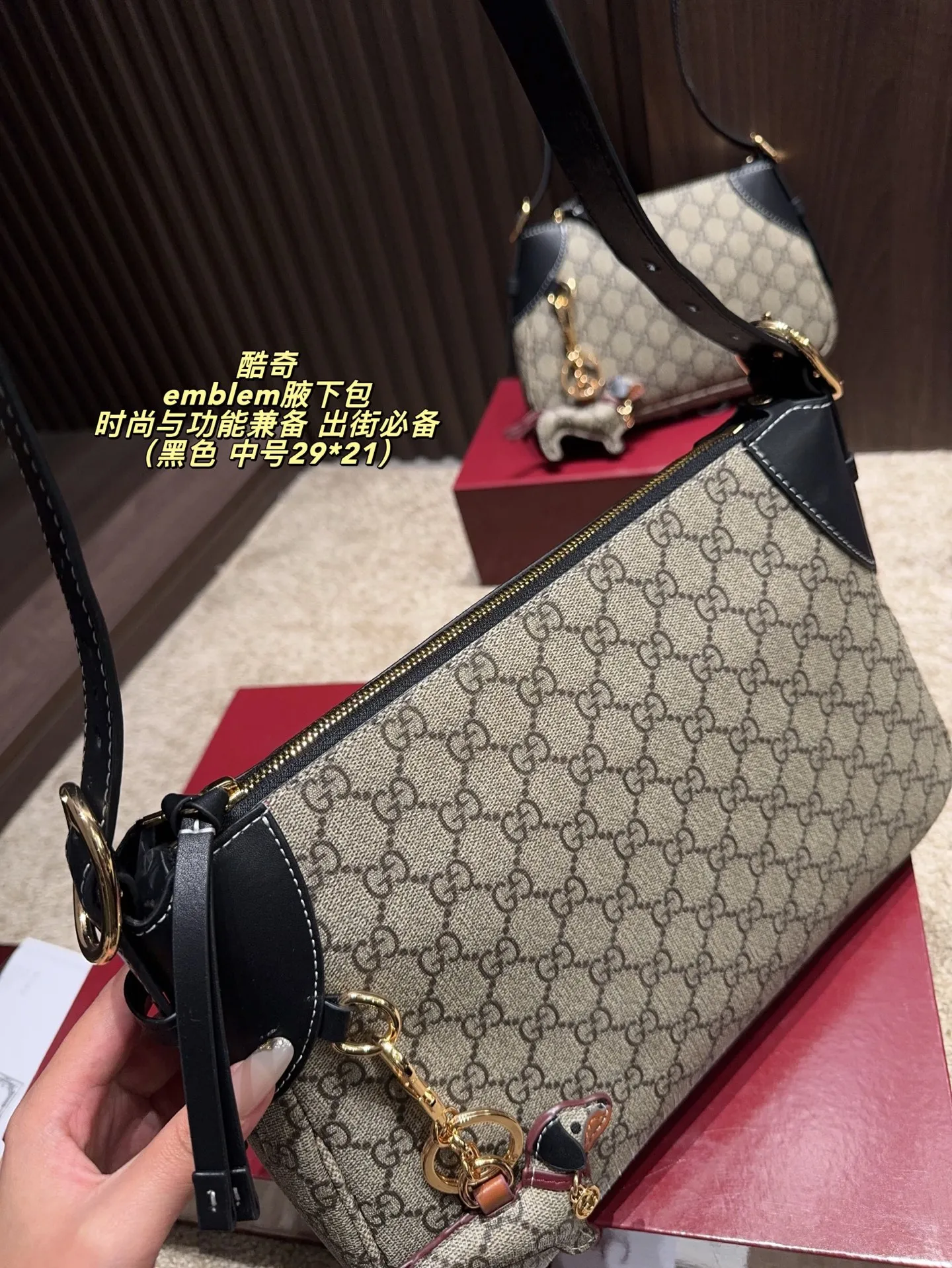 大号P195配折叠盒⚠️尺寸30*23 中号P190配折叠盒⚠️尺寸29*21 小号P180配折叠盒⚠️尺寸19*16 Gucci 酷奇 GG emblem腋下包 采用经典双G帆布†黑色皮革饰边,复古又耐用。金属马街扣点缀,细节满分,品牌辨识度超高!尺寸适中,通勤休闲都能轻松驾驭,手提或腋下背都很时髦。内部空间合理,日常物品轻松收纳,实用又百搭,是Gucci热门单品之一,时尚与功能兼备,出街必备!