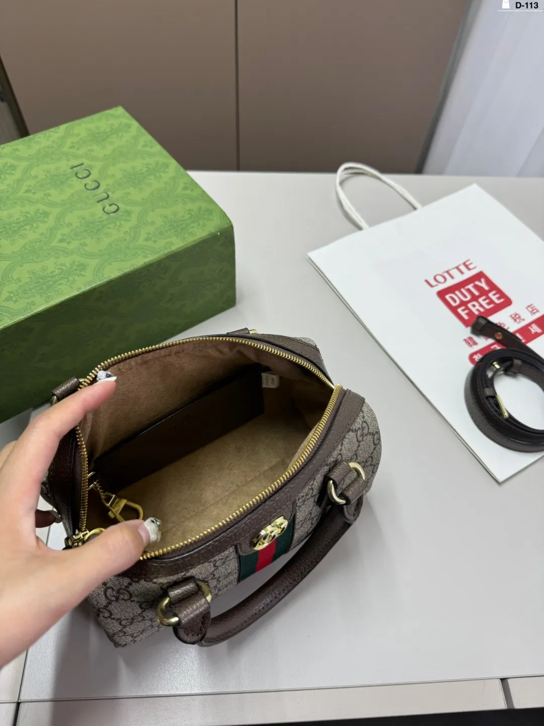 💰p125 D-113尺寸22&times;14折叠盒 酷奇Gucci 波士顿 枕头包 👜最新系列 这个款复古韵味特别浓，原版内里！ 上身效果也超赞