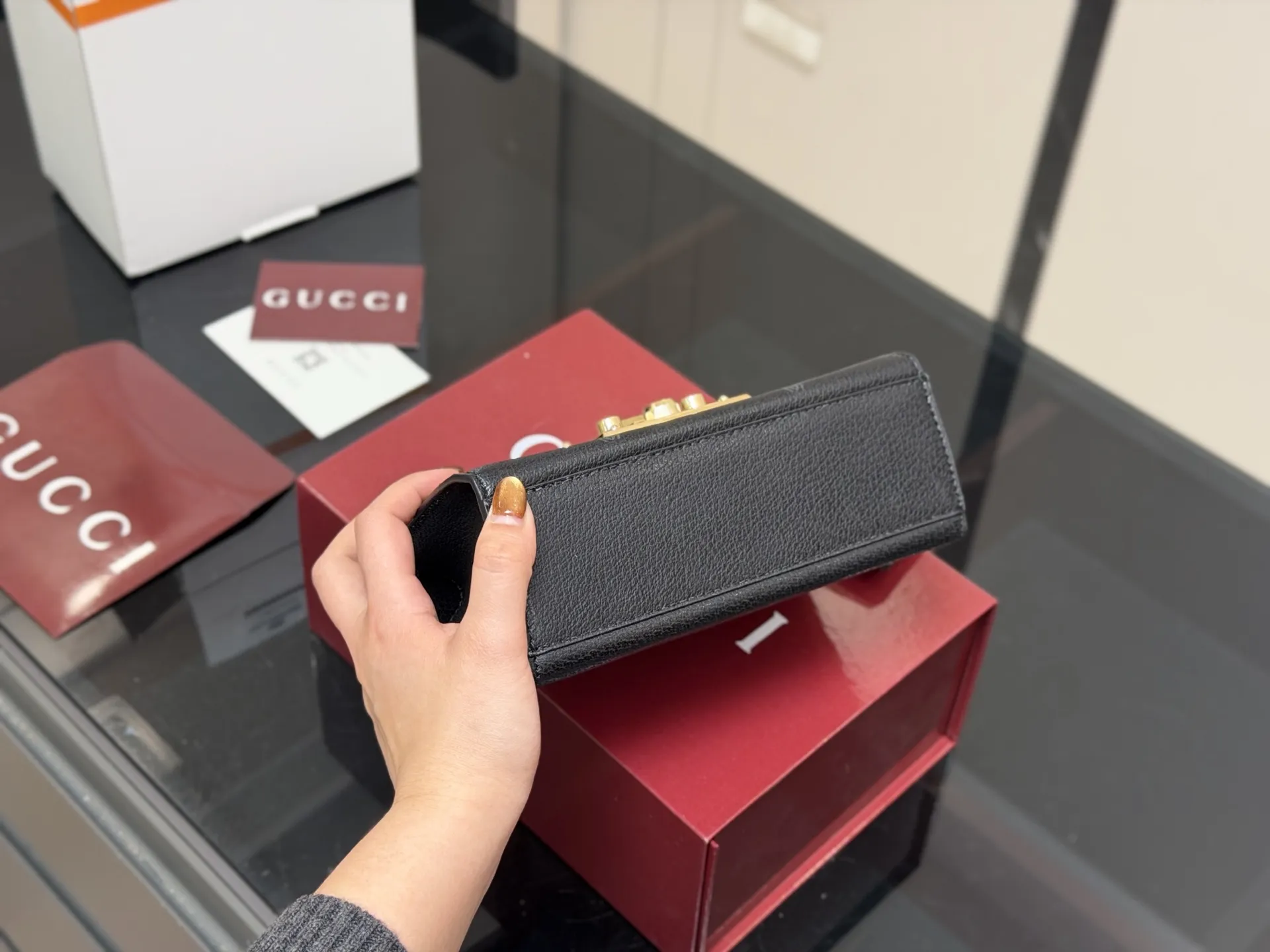 ¥155 配折叠盒飞机盒 size:20.13cm 【古奇padlock】 这款已经卖了几千个了 明星产品 ‼️ 最近质量又升级了 重拍下给你们看 👀 高定版的G Padlock ✔️