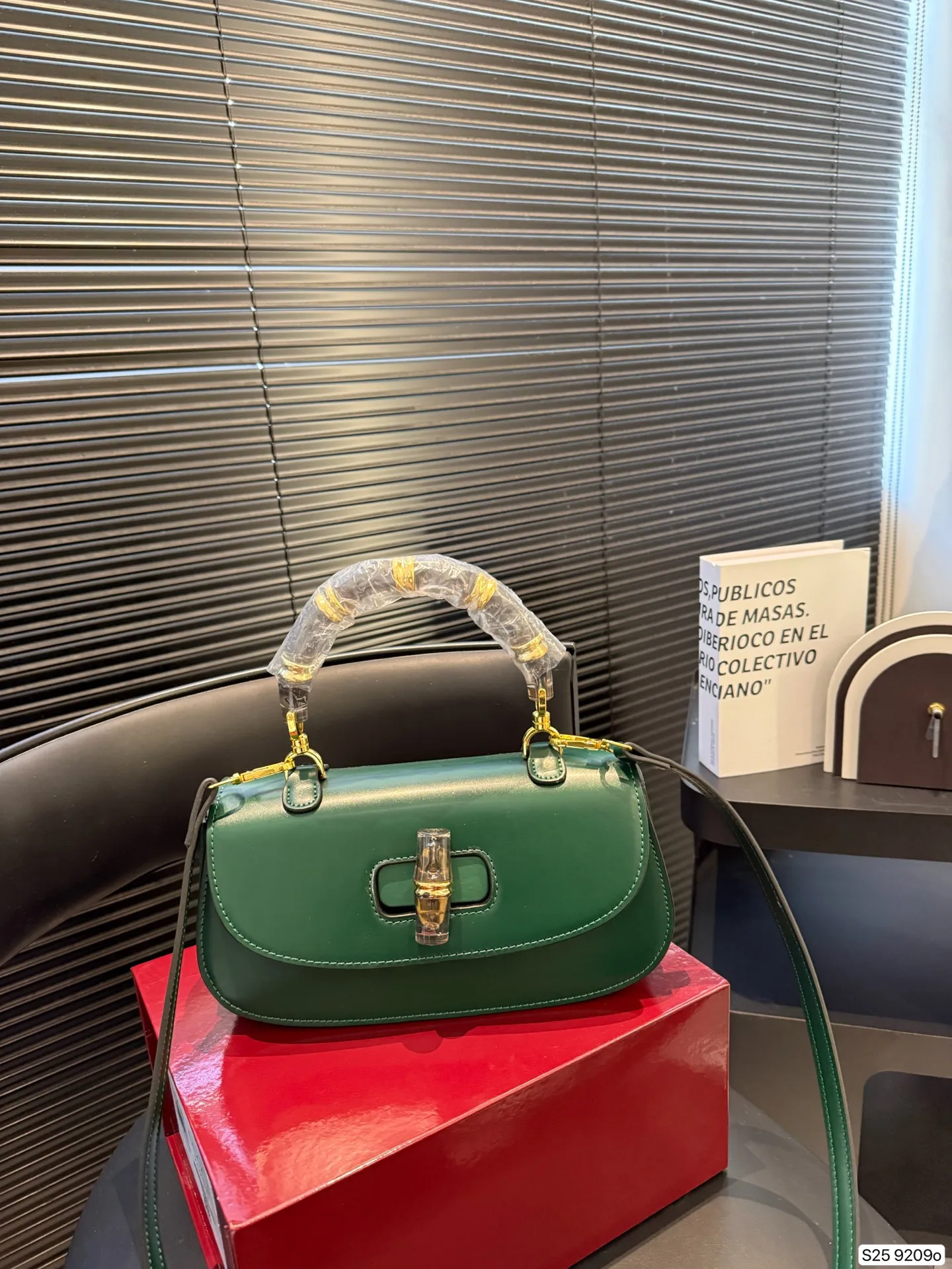 P175 配折叠盒 竹节包超级亮眼的绿色/Gucci bamboo Gucci古驰Bamboo竹节包 新款绿色 手提单肩斜挎包 超级好看 尺寸25.5 15 货号9209