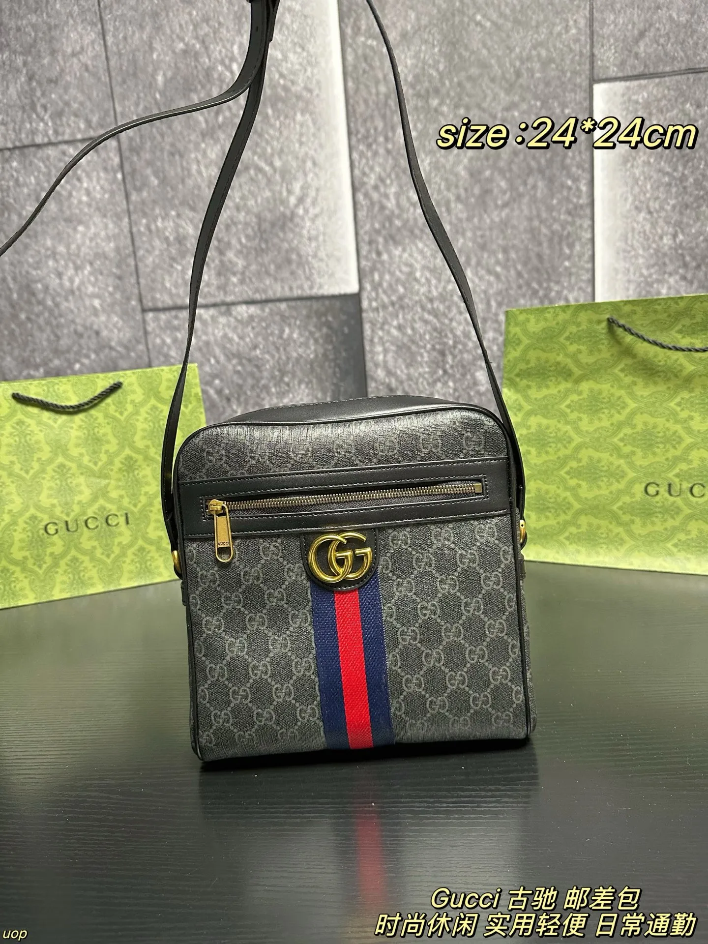 P125配盒 Gucci 古驰 邮差包 男包分享gucci 单肩包,gucci 比起非常火的双扣邮差包这一款古奇男士单肩包可以说非常低调了,经典帆布老花的,这款呢低调稳重,日常休闲也搭得来也可,包包容量比较大,适合出门背着,好看又能装。 尺寸:24*24cm