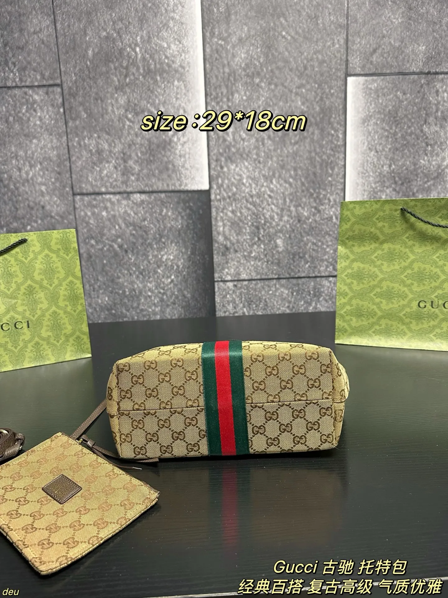 P130配盒 Gucci 古驰 托特包 Gucci 2025新款Giglio托特包就走不动道了!典藏设计复刻太懂复古党,还出了经典老花和深色单宁两款配色,复古与现代撞得刚好,通勤党和时髦精都能满足~GG老花帆布质感绝了,红绿织带滚边+立体双Glogo,品牌辨识度拉满,背上就是行走的复古画报,日常通勤王者,电脑文件轻松装,秋冬配厚外套绝了,欧美风拉满 尺寸:29*18cm