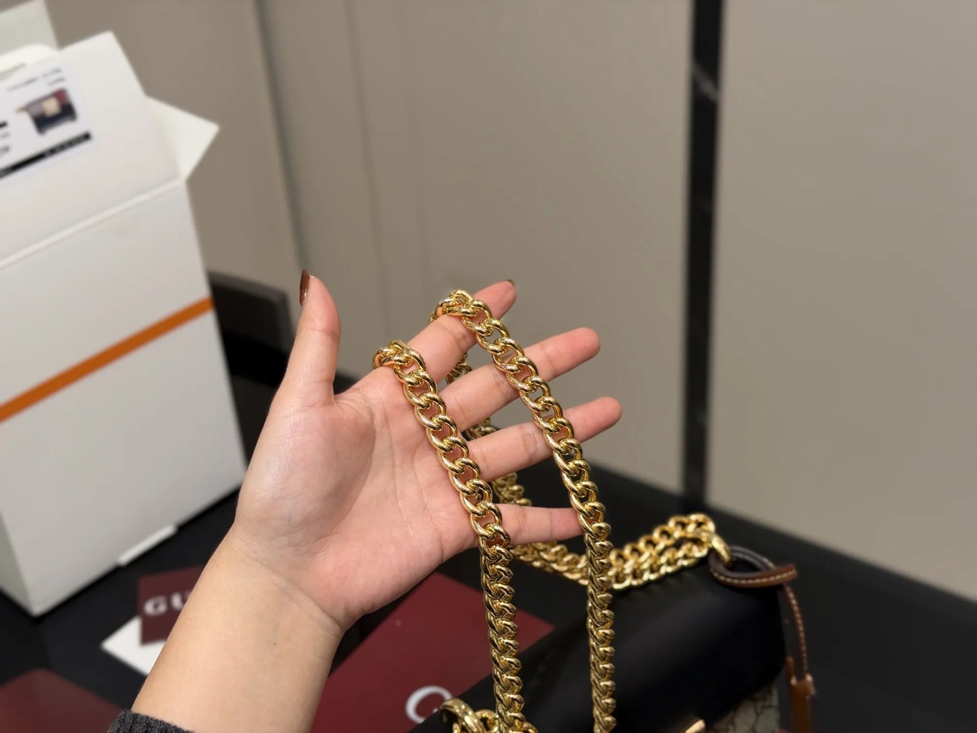 &yen;155 配折叠盒飞机盒 size：20.13cm 【古奇padlock】 这款已经卖了几千个了 明星产品 ‼️ 最近质量又升级了 重拍下给你们看 👀 高定版的G Padlock ✔️