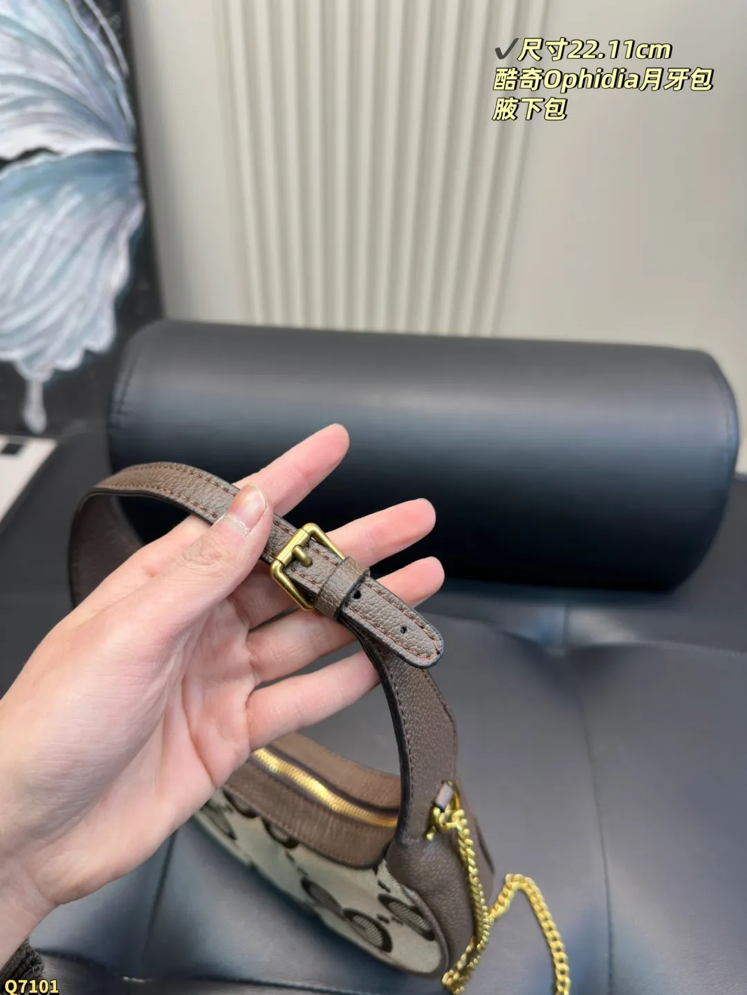 💰115配折叠盒 尺寸22.11cm Gucci酷奇Ophidia月牙包 Gucci这款月牙包性价比极高!! 结合了经典元素老花配双G的logo。 二种背法: 1.有链条可以斜背 2可以手提 容量也是很不错,女生日常通勤都可装物品棕色也适合各种衣服搭配,百搭复古时尚~
