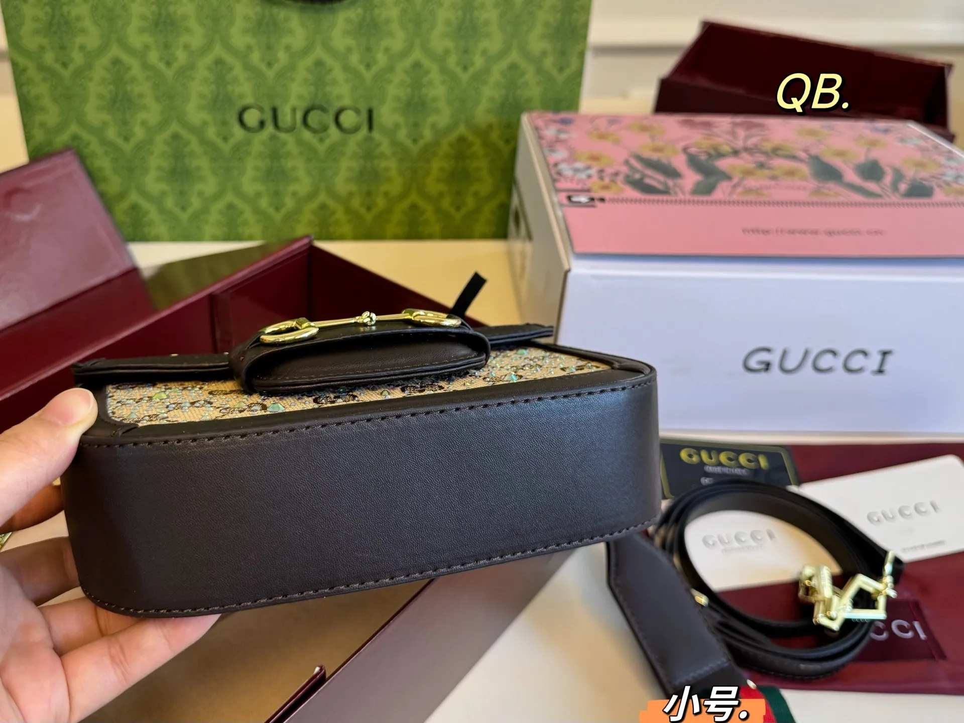 P135小号(折叠盒) size:20×14 Gucci 古驰新款1955水钻马鞍包💕 经典马衔扣金属logo, 复古气息十足✅ 质感超👍,肩带🉑️自由调节~ 优雅经典,超级百搭款!