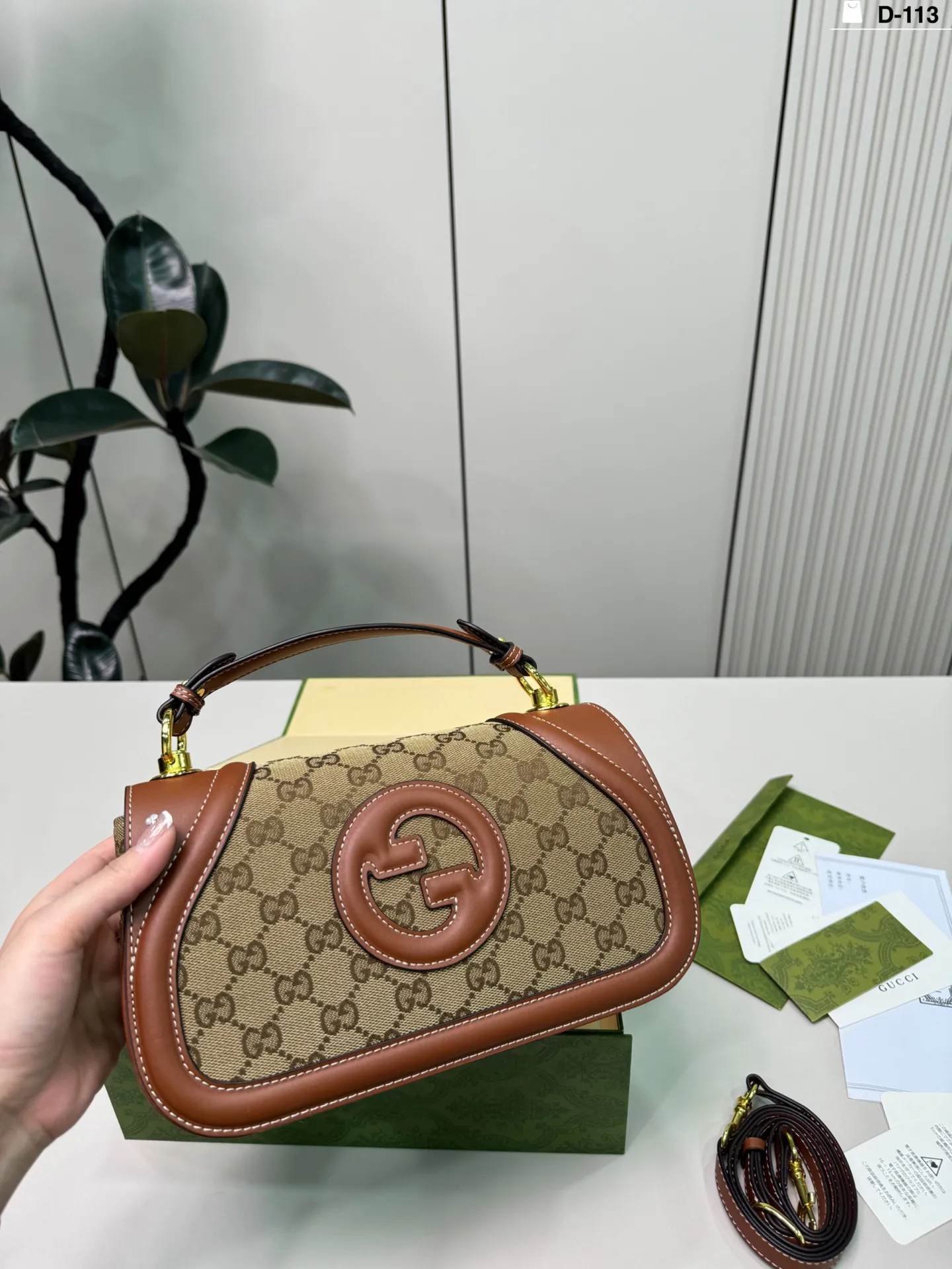 💰p140 D-113尺寸26×14折叠盒 Gucci 酷奇Blondie手提包 复古又时髦,辨识度超高! 通勤休闲都能搭。 搭配简约或复古风都很出彩,实用又吸睛,是时尚与功能兼备的必入单品!