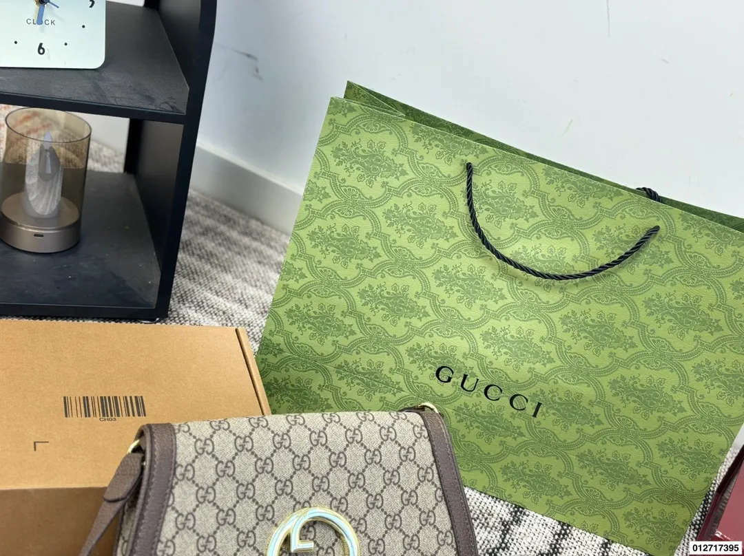 p155 礼盒包装🎁 Gucci 绝对的大爆款Blondie 金属镂空logo 搭配翻盖包身设计 经典且复古 绝不能错过尺寸：28.18