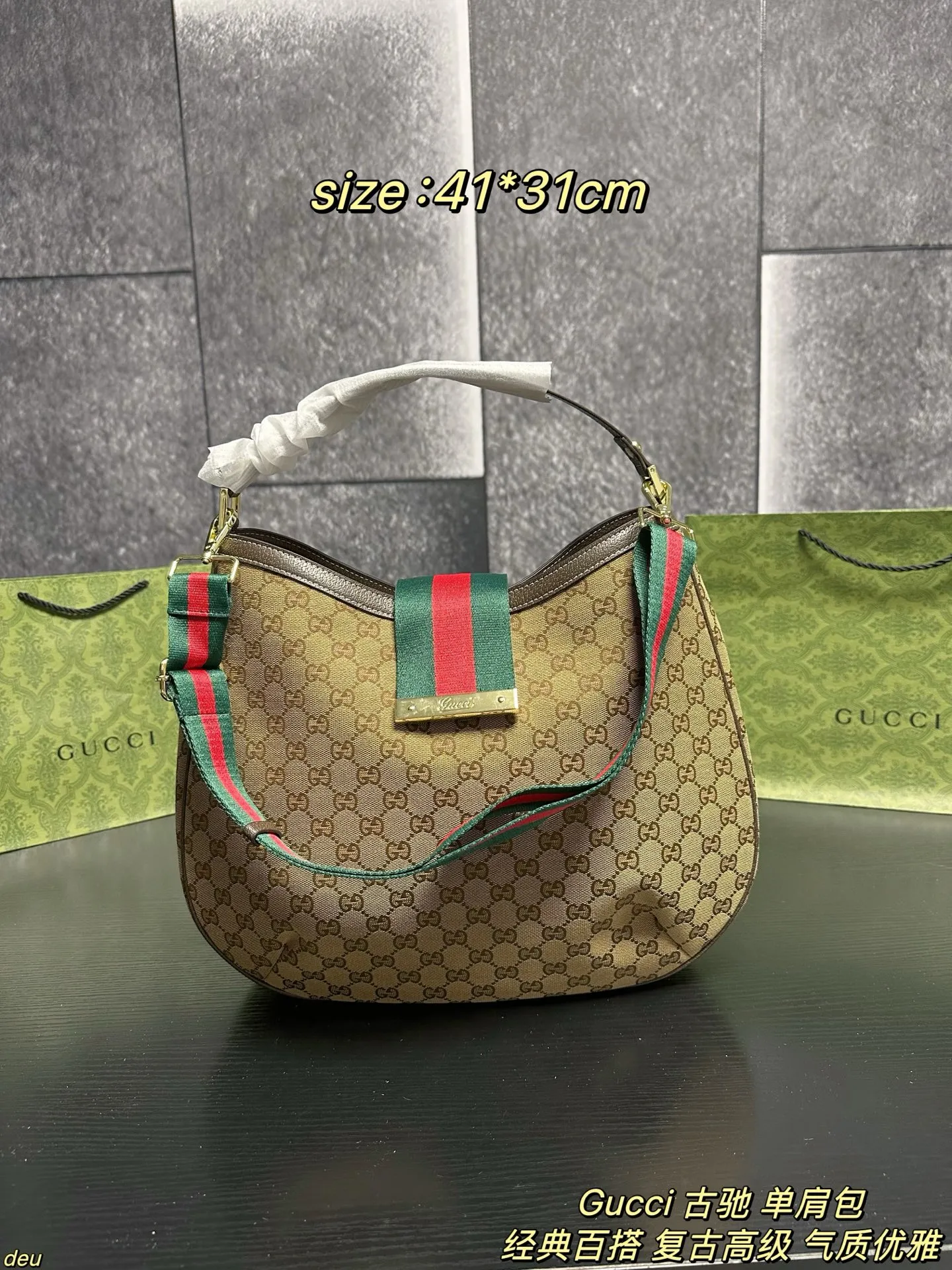 P130配盒 Gucci 古驰 单肩包 老花双G手提来喽!想要复古,经典的老花搭配相得益彰的金扣,整个贵气复古风扑面而来,永不过时的经典款式,简约大气的风格设计,老花在复古感方面狠狠拿捏!想要实用,不小的托特容量,但整体看起来又不会太大,好看至上的前提下整个实用感绝绝子,采用宽条肩带,厚重感满满,又给予松弛感,整体上身好背好用!这样一款实用又贵气的包包,成色极佳,出门也不容易撞包,穿搭好搭配,不挑场合,相信你一定会心动! 尺寸:41*31cm