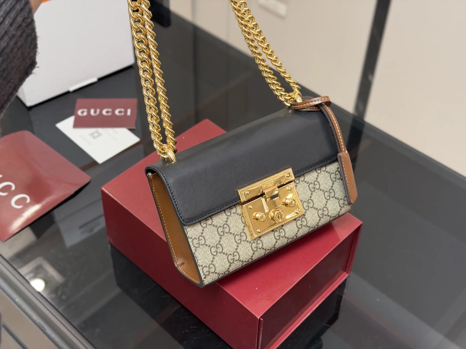 ¥155 配折叠盒飞机盒 size:20.13cm 【古奇padlock】 这款已经卖了几千个了 明星产品 ‼️ 最近质量又升级了 重拍下给你们看 👀 高定版的G Padlock ✔️