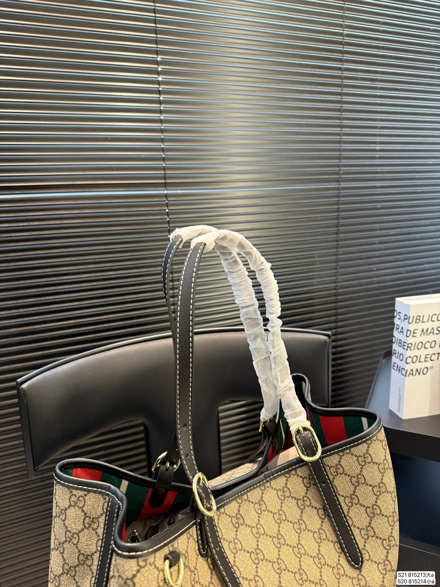 大号P155 小号P150 酷奇托特 Emblem 系列新品首发收纳党大爱大包有隔层新款的Emblem首发,这是一款比较大的托特,肩带两侧是可以调节的,内衬是经典的gucci绿红绿颜色,并且中间是有带拉链的隔层,收纳大爱!另外颜色复古风满满 真的不错哦很轻便很时髦性价比也高 尺寸大35 26 小30 20 货号大815213小815214