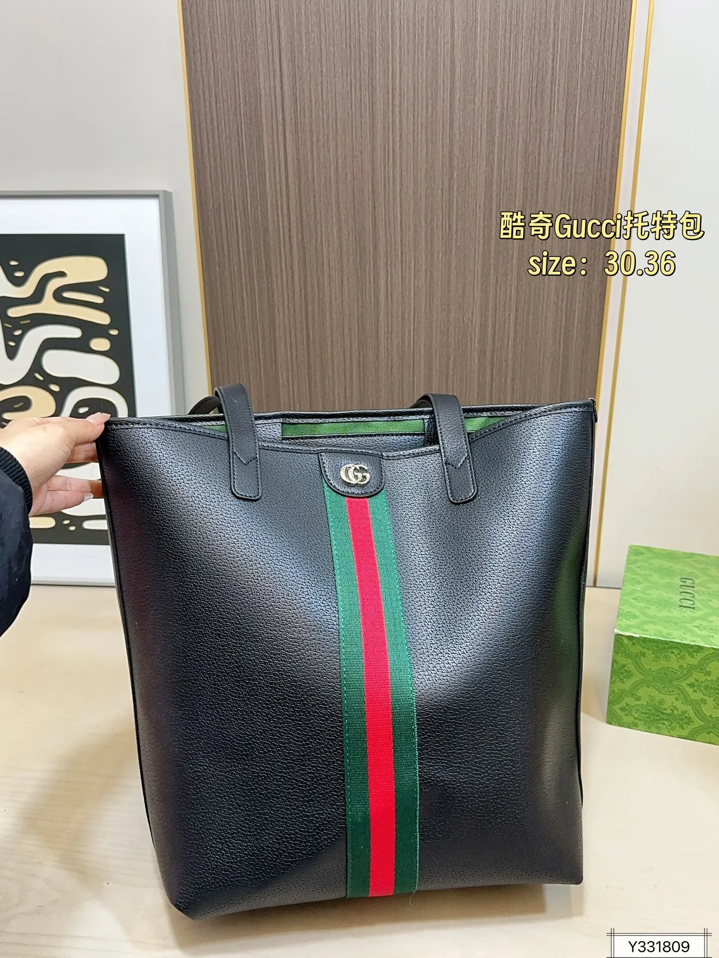 💰125 尺寸30×36 酷奇托特包Gucci 秀款首发Gucci Giglio系列女包,将佛罗伦萨的城徽融入设计,从Gucci百年档案馆珍藏的经典元素与传承技艺中汲取灵感,完美诠释古驰对优雅与创新的永恒追求~