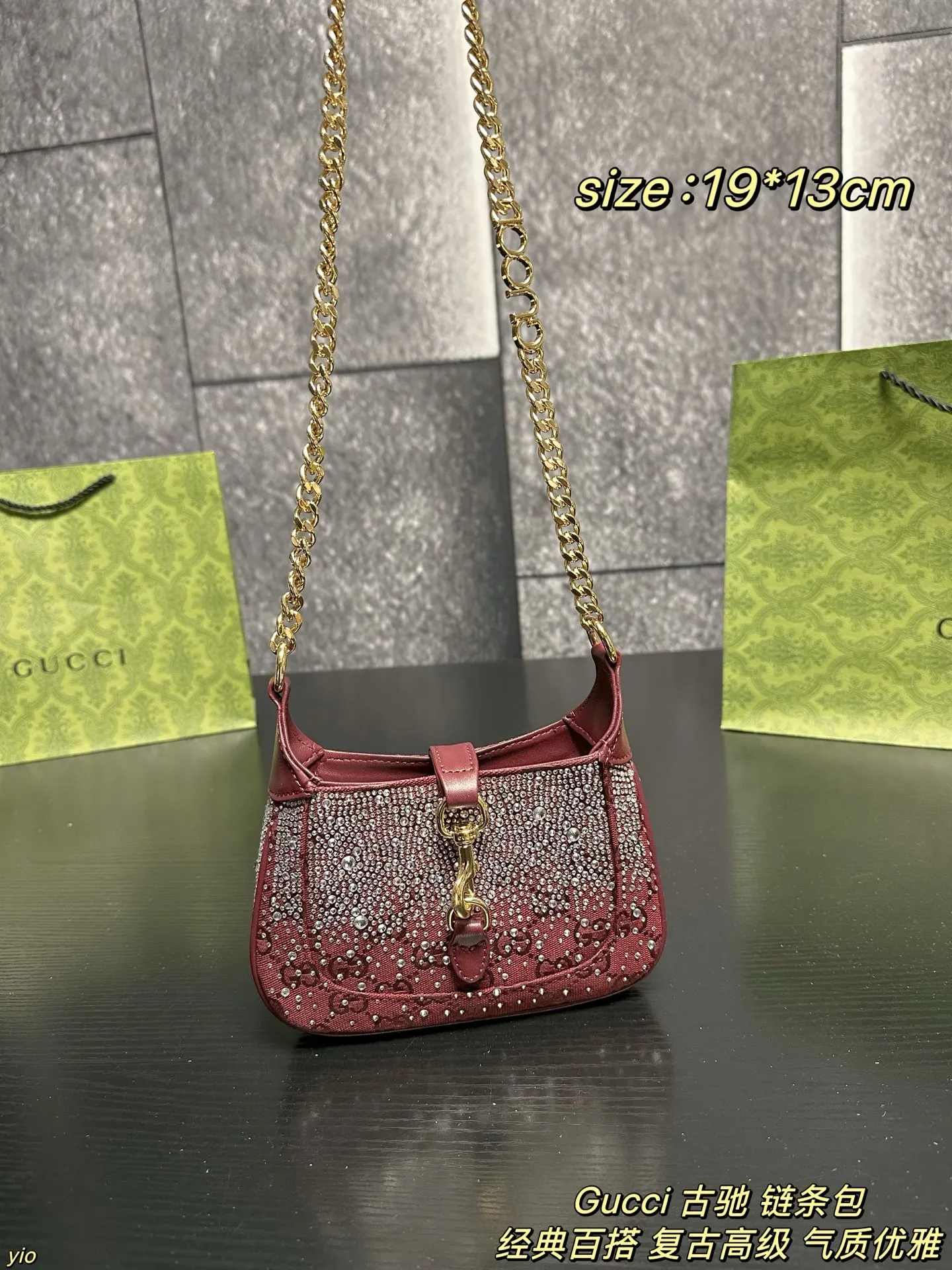 P145配盒 Gucci 古驰 链条包 红色满钻Jackie~爱不够的甜奢风,奢华梦幻的气息简直要扑面而来啦~包身布满闪耀的钻石 不同的光线下都能闪烁着迷人的光芒哇,这种柔美的红色调很容易就能增添一抹甜美精致的魅力 简直是晚宴绝配! 尺寸:19*13cm