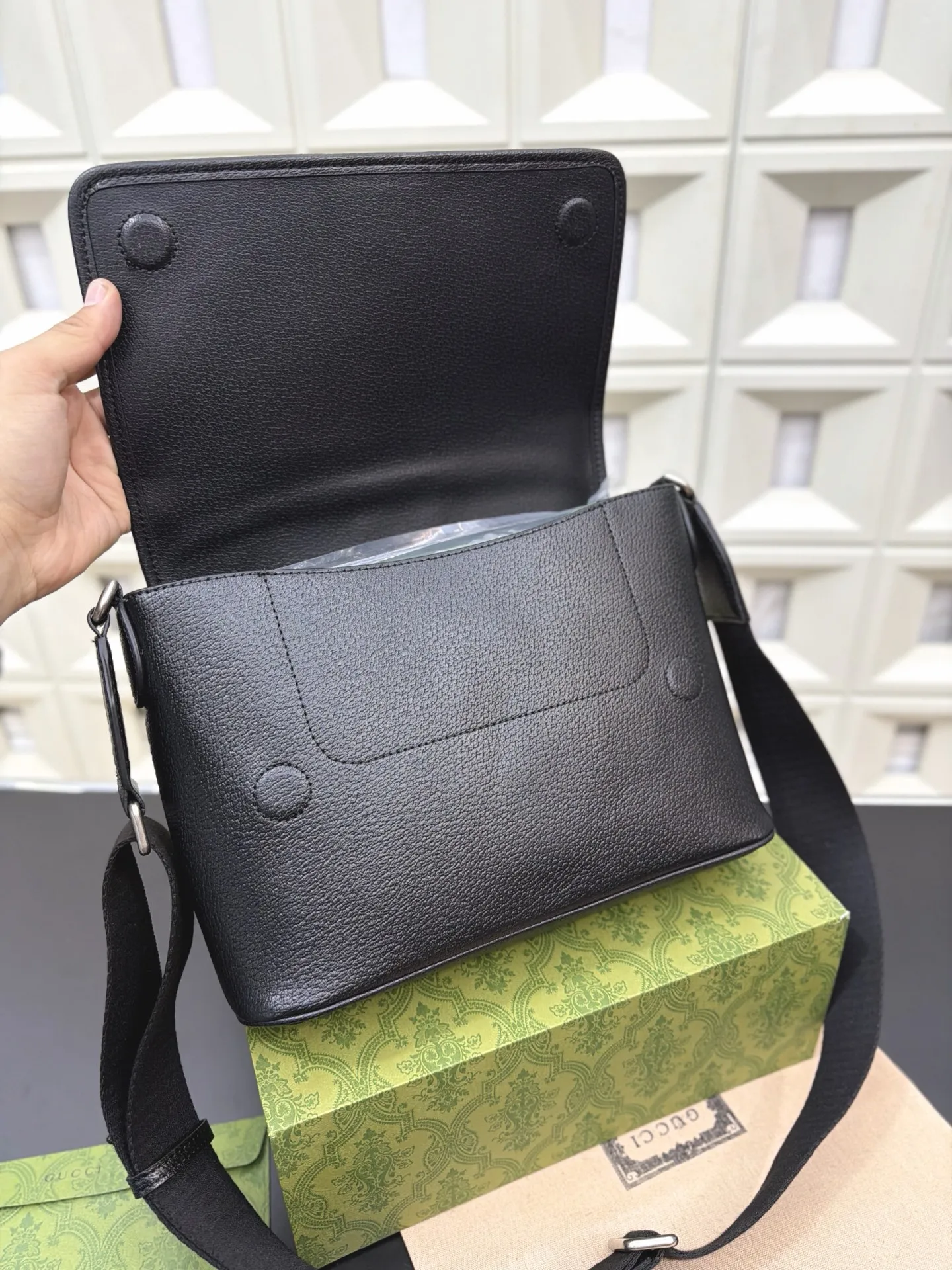 P210 Gucci 古奇 GG Ophidia 邮差包 翻盖单肩包 经典百搭 实物拍摄 原厂原版面料 配送防尘袋礼盒 28 x 20 cm。