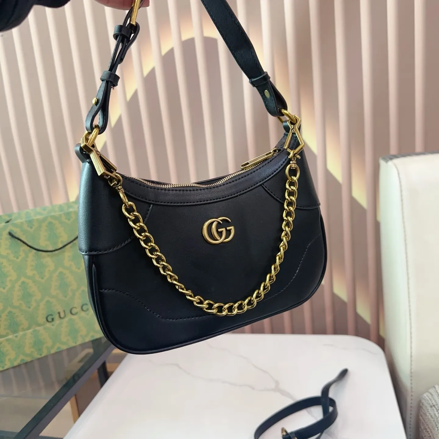 P110 折叠礼盒 酷奇新款Gucci 腋下包| 全新新月包型，从品牌典藏元素汲取灵感，饰有20世纪70年代经典双G标志，并配有两根肩带，一条皮质，一条金属，诠释了品牌所推崇的实用设计理念。尺寸25.5.15 Q