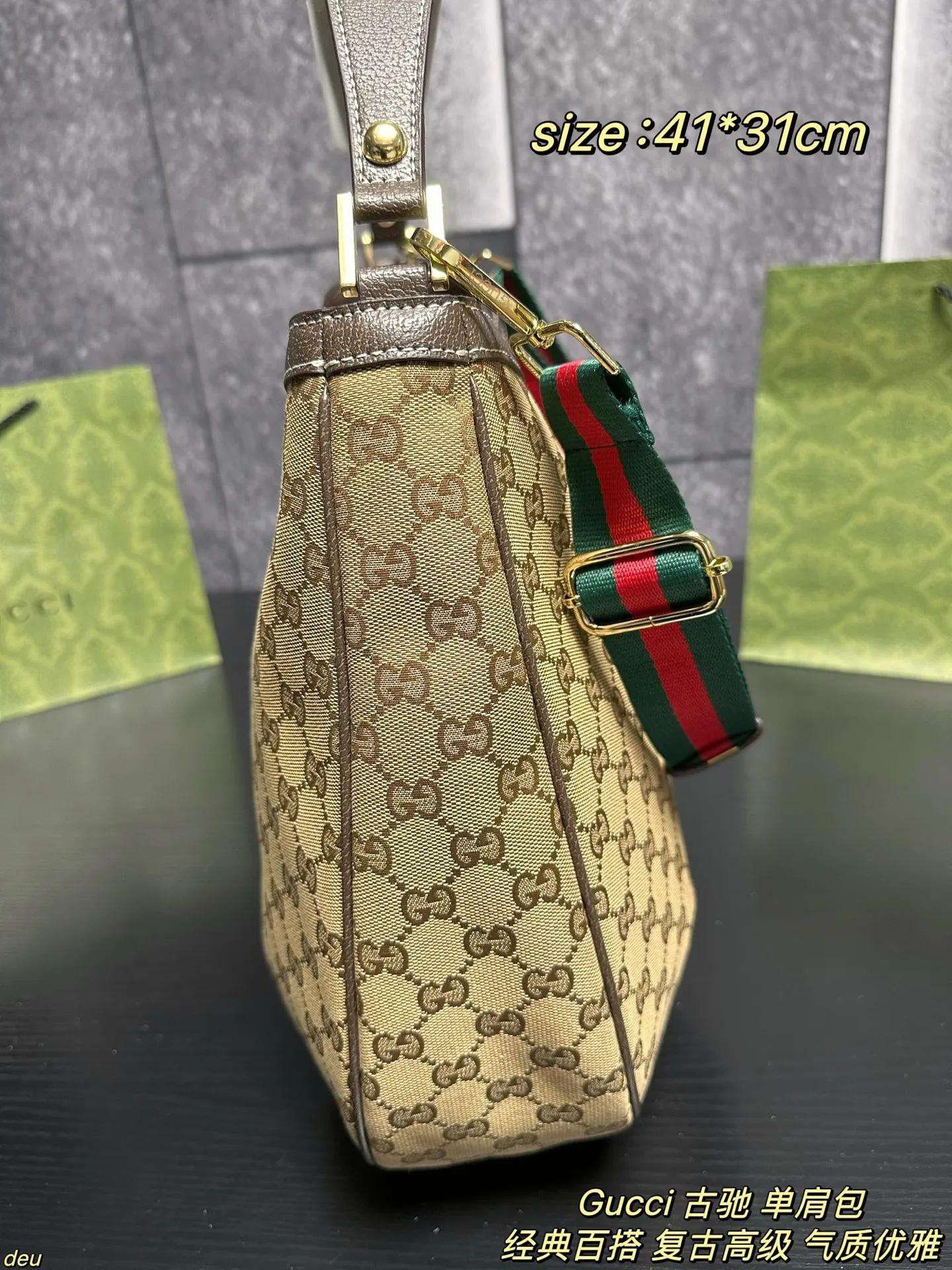 P130配盒 Gucci 古驰 单肩包 老花双G手提来喽！想要复古，经典的老花搭配相得益彰的金扣，整个贵气复古风扑面而来，永不过时的经典款式，简约大气的风格设计，老花在复古感方面狠狠拿捏！想要实用，不小的托特容量，但整体看起来又不会太大，好看至上的前提下整个实用感绝绝子，采用宽条肩带，厚重感满满，又给予松弛感，整体上身好背好用！这样一款实用又贵气的包包，成色极佳，出门也不容易撞包，穿搭好搭配，不挑场合，相信你一定会心动！ 尺寸：41*31cm