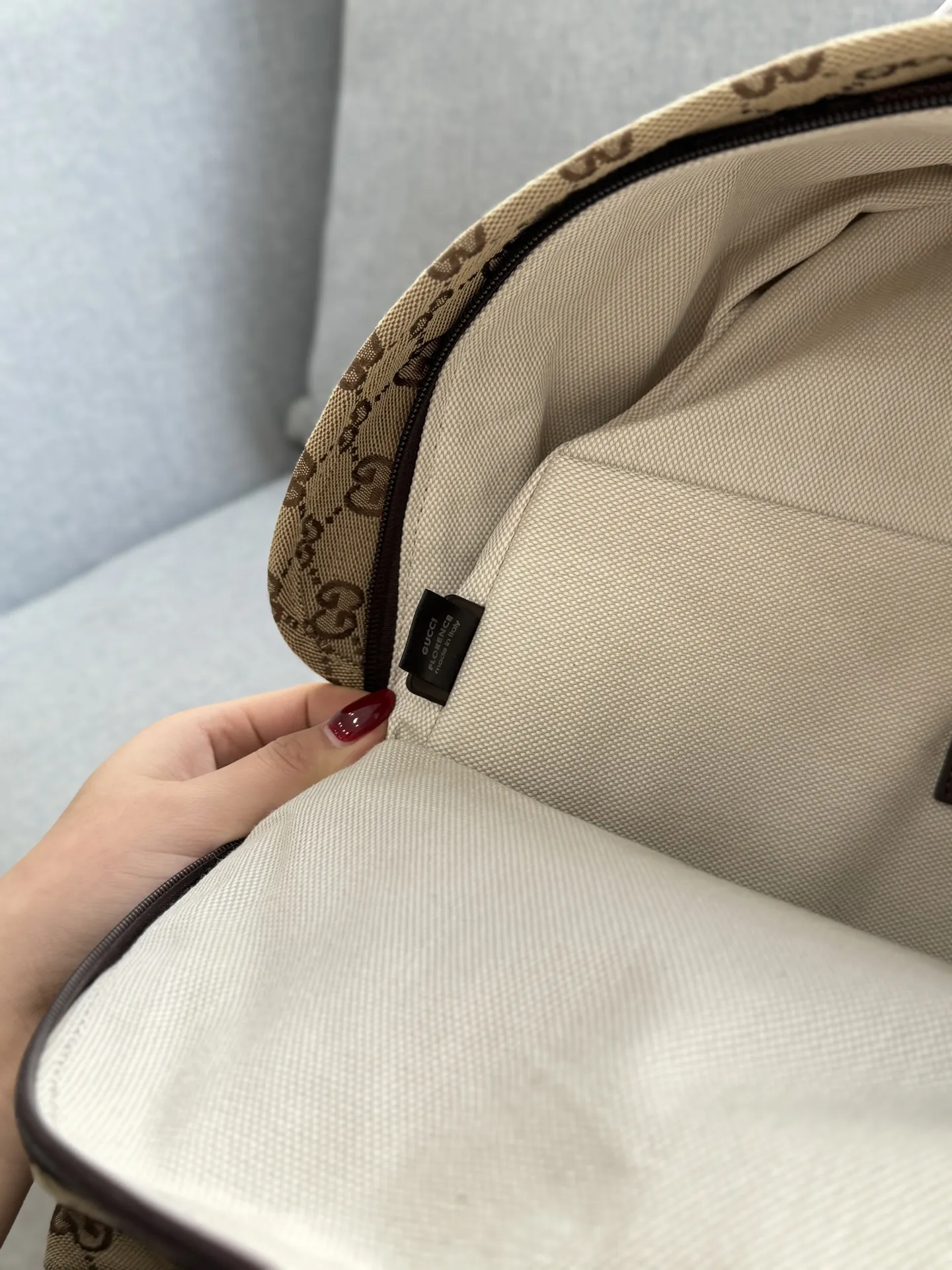 牛皮💰260 size:36×40 GUCCI古驰 帆布 双肩包 芯片版本 男生的轻松出行双肩包🎒 春天来了,怎么能少了一场说走就走的旅行呢?这次我选择了古驰的双肩包,不仅容量大,装得下你的出游好物,设计还超有质感,经典的双G logo低调又高级,背上它瞬间提升整体穿搭level!👌