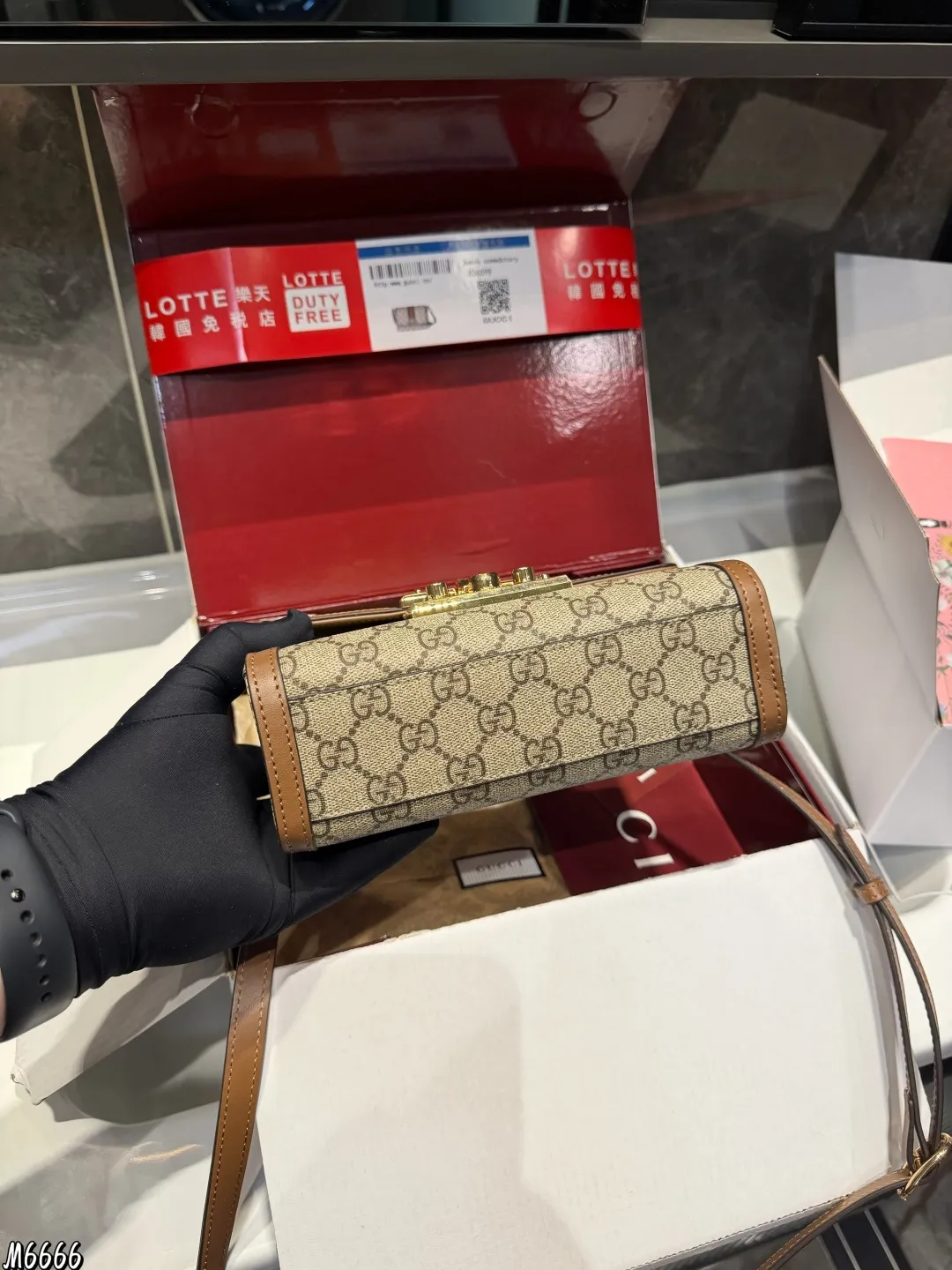 ❤️P195p190（折叠飞机礼盒）❤️ gucci永不过时的经典Gucci padlock从颜值到使用感都非常YYDS，简约百搭，经典款式不容易过时，造型也以大方舒适，容纳性好为特点肩带搭配也是从典藏设计中直接取用的钥匙扣设计如果你想拥有一只大牌的爆款包包，又想要容量大，造型百搭，年轻时尚，我觉得这一款是非常完美的，如果你是身材娇小的姐妹，喜欢大包，又担心视觉上有点压 这款包包绝对是你的首选 尺寸大号26.17 小号20.13