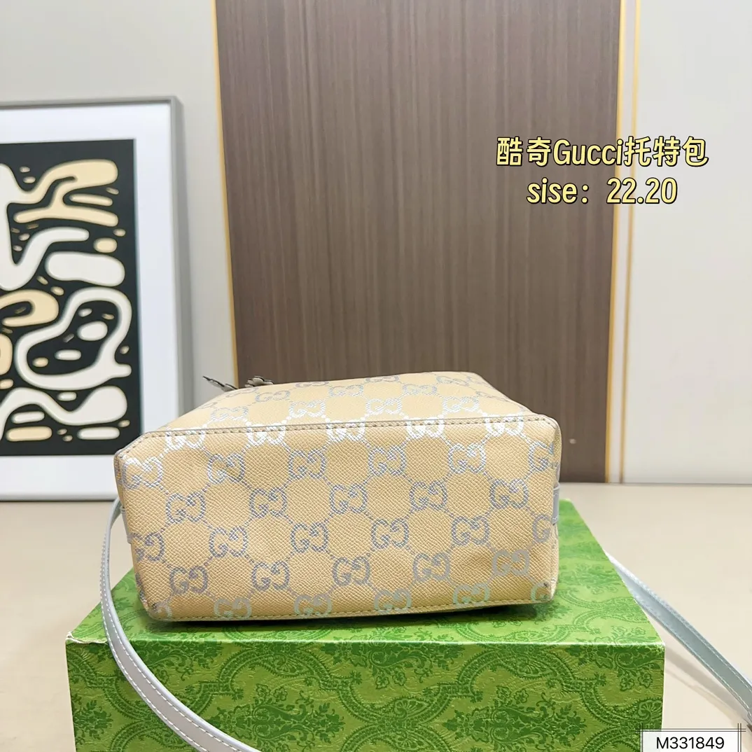 💰165 酷奇 gucci|冬日限定 包包❄️❄️ ❄️银白色➕燕麦色 直接变身 冬日精灵🧚 ❄️限定款发财桶 古灵精怪 温柔可爱 ❄️限定款小托特 可腋下 可斜挎 ❄️链条包|腋下包|零钱包👛 氛围感满满 尺寸22.20