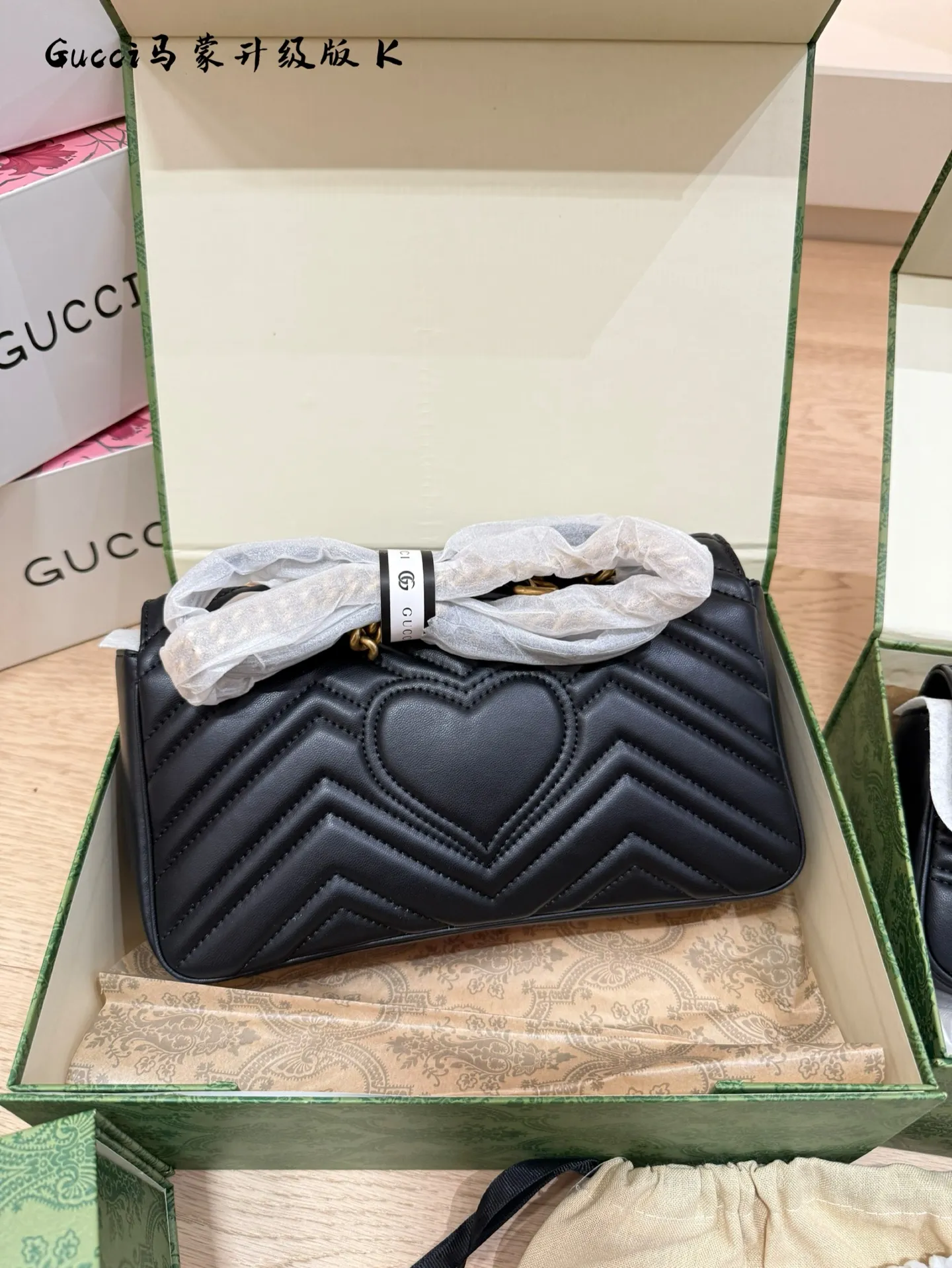 p130p155p160 GUCCI marmont|经典&百搭! GUCCI马蒙链条包经典尺寸: 16cm 22cm 26cm 经典金扣双GLOGO复古做旧五金波浪纹衔缝牛皮!采用的是小牛皮不仅有光泽感还很耐用单肩可以优雅成熟斜挎可以休闲个性一包顶百包