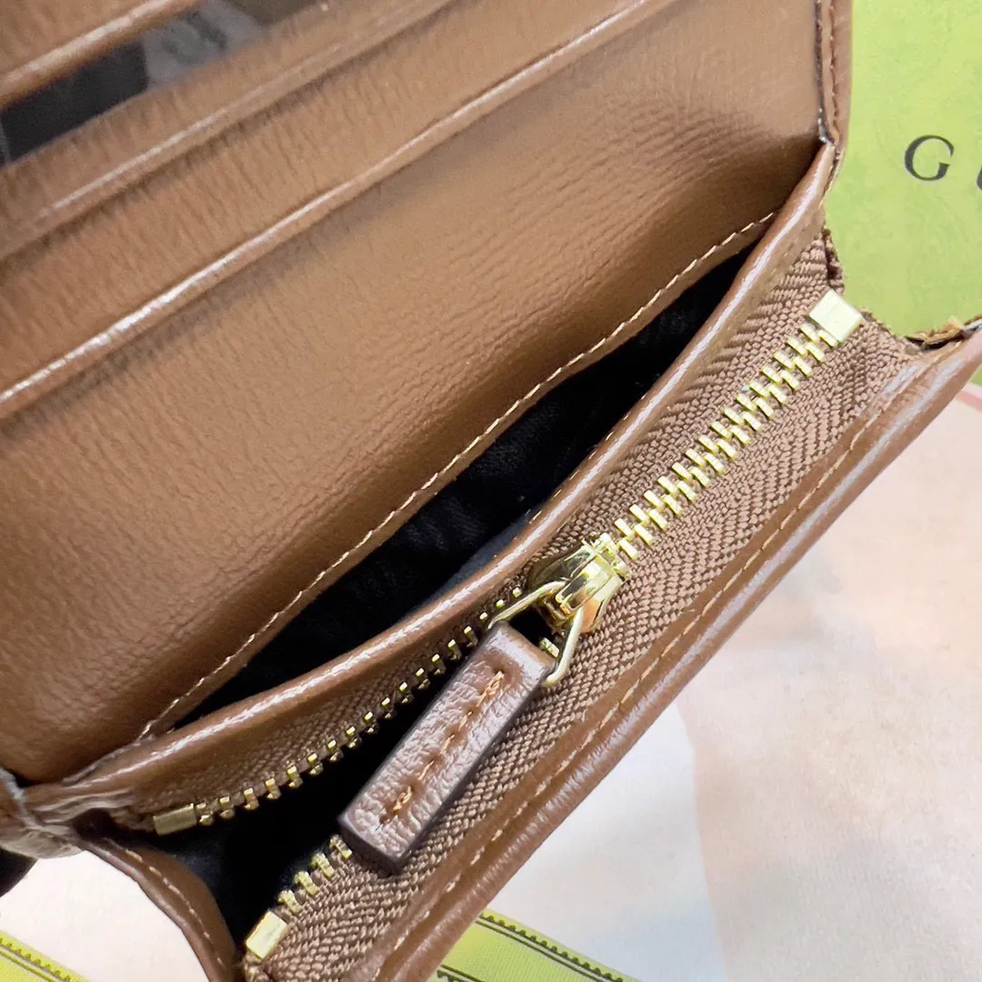 P85🎀🎀GUCCl 621887🎀颜色 黑 白🎀尺寸: 11.5*8.5*3🎀全新推出这款由GG Supreme高级人造帆布和棕色皮革材质制成的Gucci 1955马衔扣卡包。该系列采用与手袋一脉相承的双环和长条形设计,这一细节灵感借鉴自品牌的马术本源,是Gucci经典传承之一,也是品牌最具代表性的符号元素之一