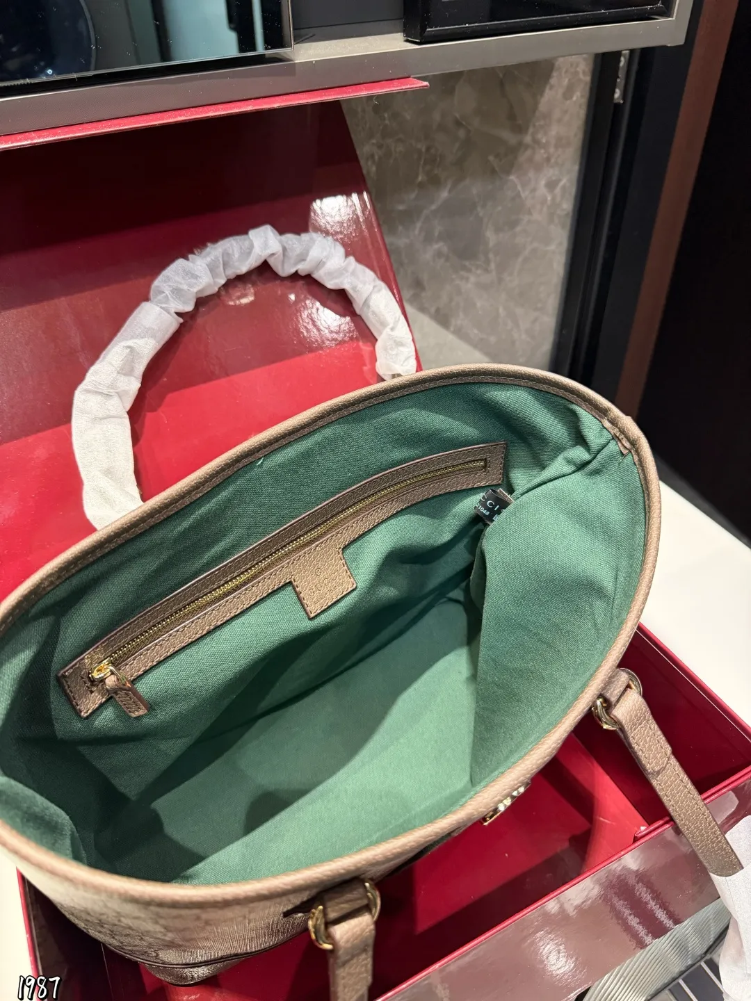 ❤️牛皮版本p175❤️ Gucci Ophidia 老花托特包Gucci Ophidia系列老花托特包,采用乌木色GGSupreme帆布+棕色皮革饰边,经典红绿织带超有辨识度容量大,通勤、旅行、妈咪包都OK!内部空间宽敞,能装下电脑和文件,实用又时髦。复古设计+耐用材质,百搭不挑人,是Gucci经典热门款,日常出街超加分尺寸25 20cm