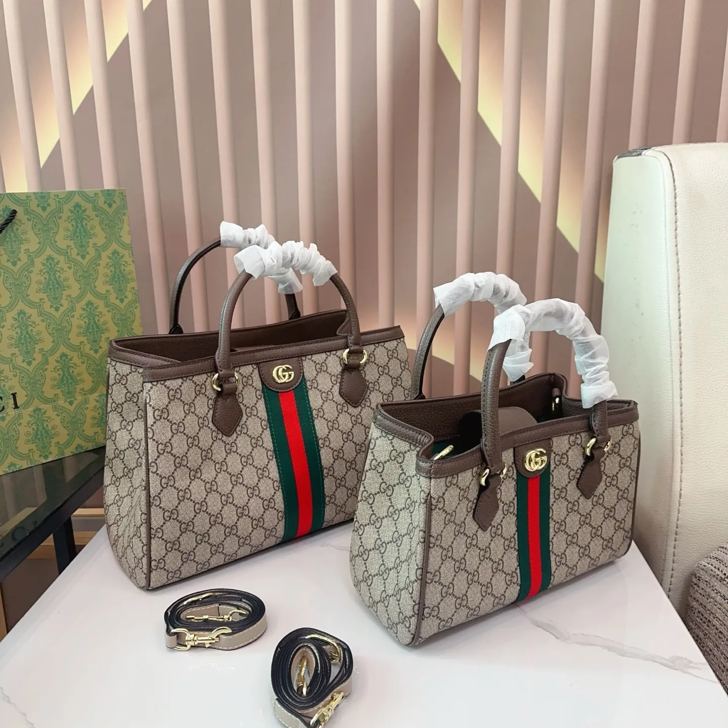 p150/ p145 尺寸大号34.23 小号26.19 酷奇托特 GUCCI 经典的老花加双G字母 Gucci酷奇ophidia托特包购物袋 休闲时尚 酷飒十足 红绿条纹融合与一身 浅棕色帆布复古感特别浓郁 特别适合夏天 上身超辣 容量日常出门需求都可以满足 对小个子女生非常友好q