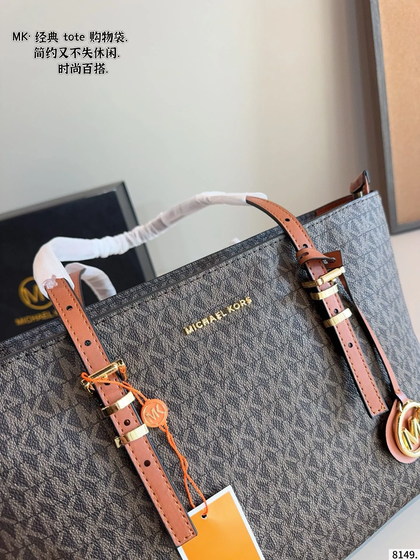 p180 MK Emilia斜挎手提托特包新款 新鲜出炉啦‼️简直是美到人心啦 原版五金logo 首选进口皮料 质感超赞😍😍所谓人人必备一款 这个款式必须自留 经典版型➕全新面料 真的是让人眼前一亮 喜欢的美妞抓紧啦 实物简直太美 尺寸 :31*8*23cm